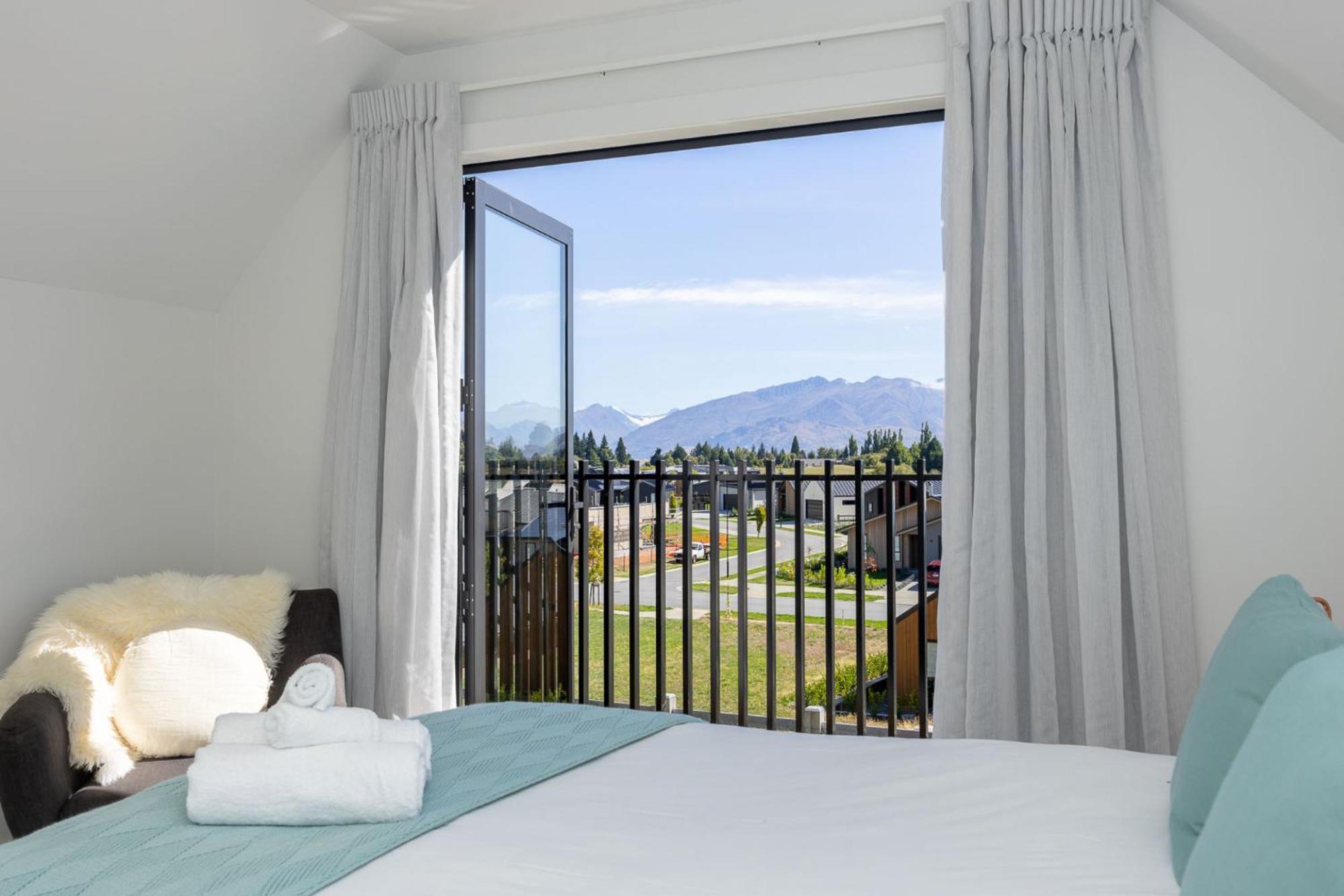 Miharo Wanaka Retreat | Spa, BBQ & Mountain Views
