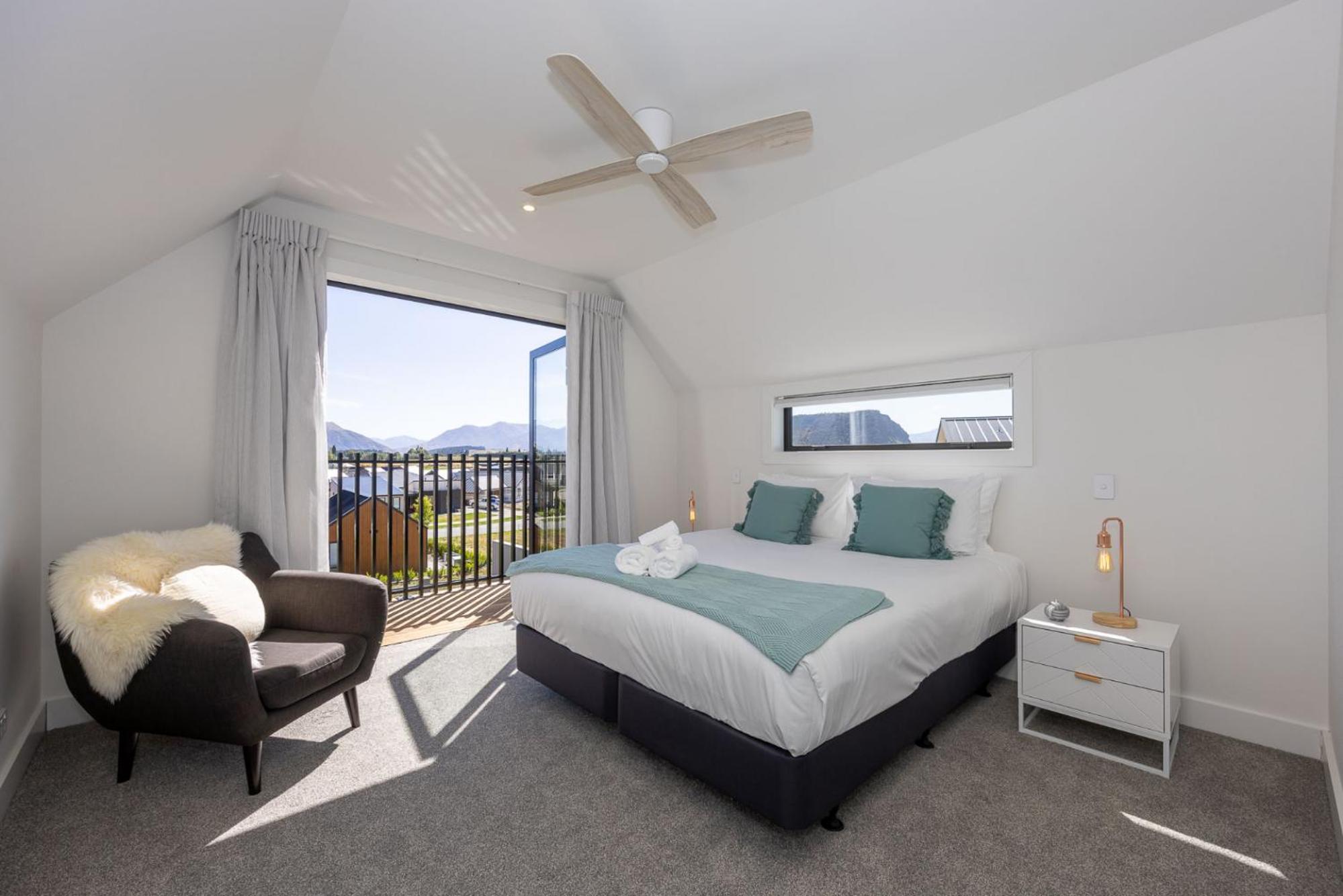 Miharo Wanaka Retreat | Spa, BBQ & Mountain Views