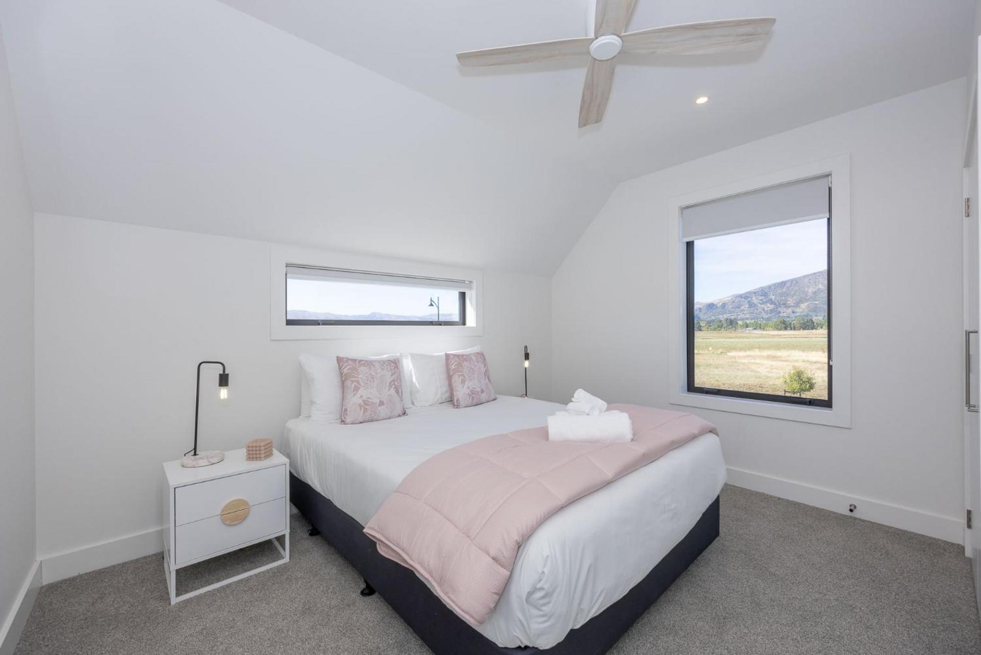 Miharo Wanaka Retreat | Spa, BBQ & Mountain Views