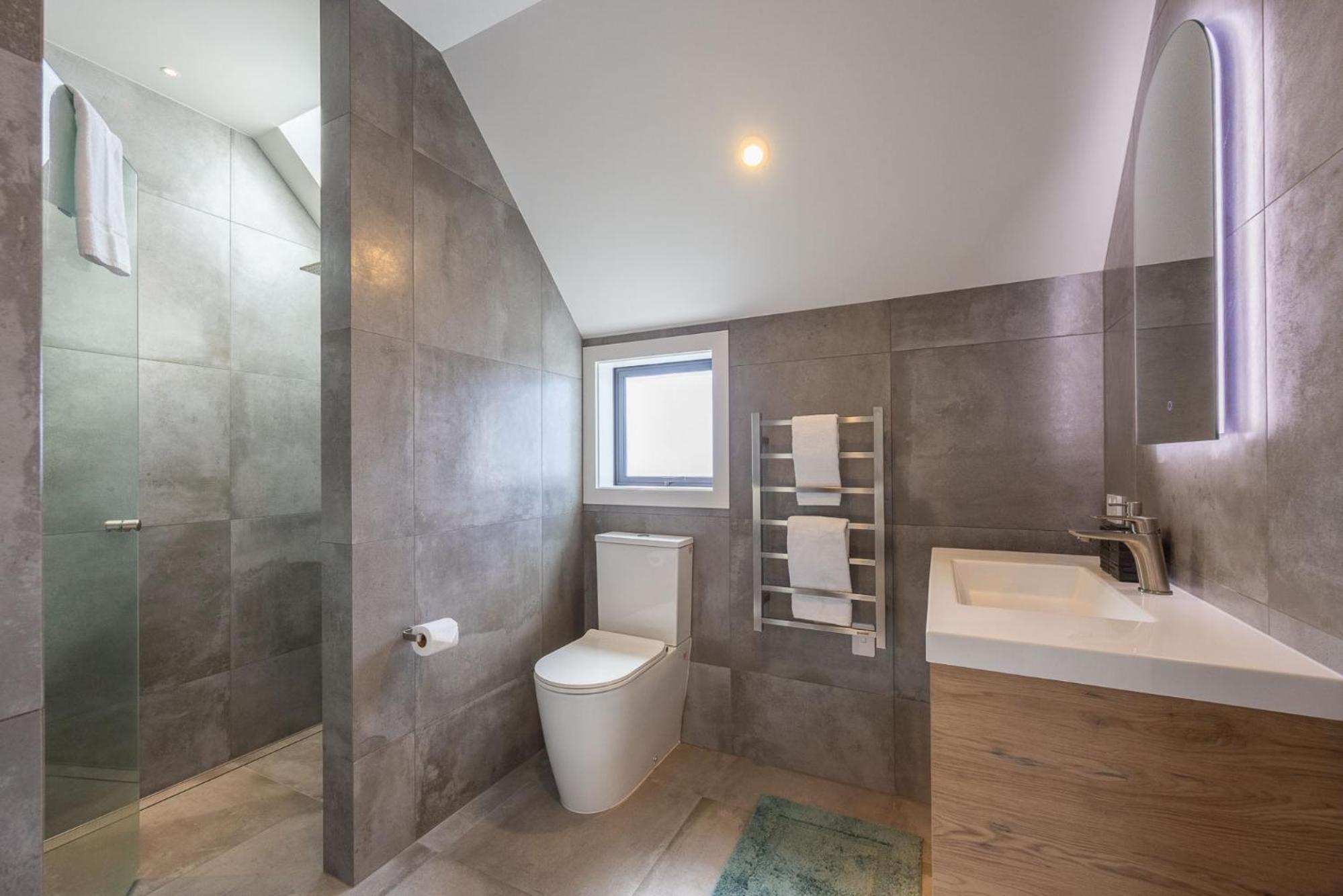 Miharo Wanaka Retreat | Spa, BBQ & Mountain Views