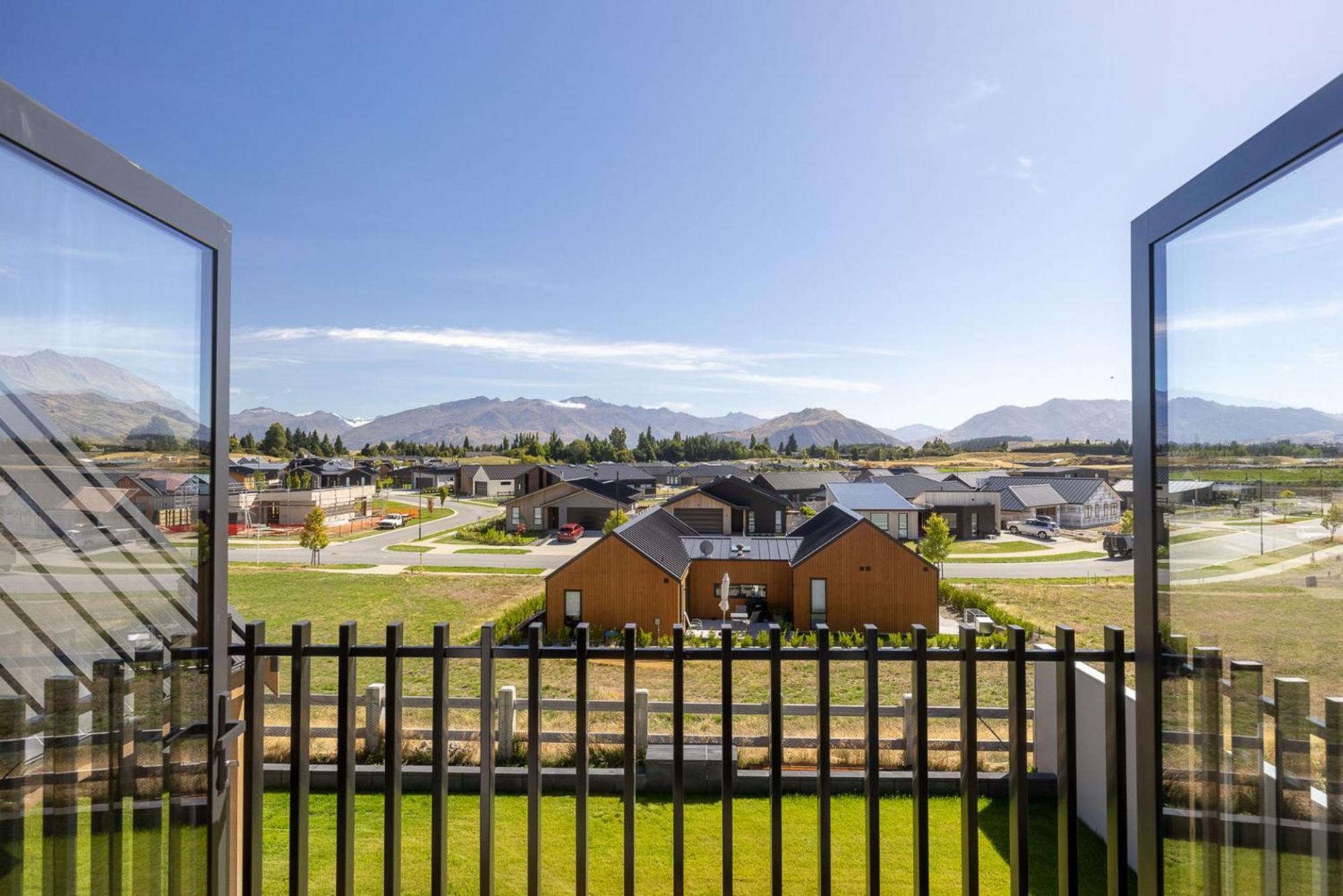 Miharo Wanaka Retreat | Spa, BBQ & Mountain Views