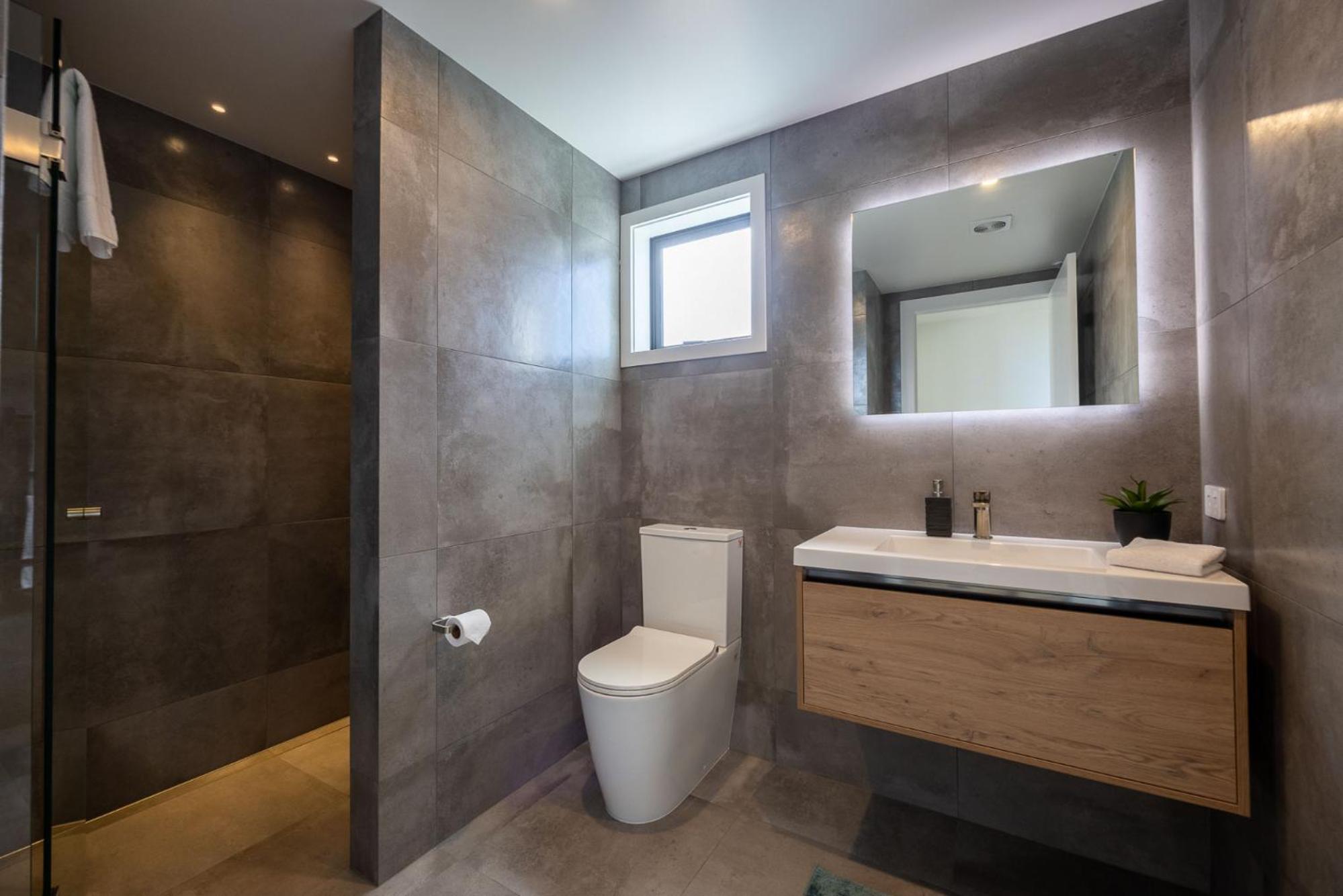 Miharo Wanaka Retreat | Spa, BBQ & Mountain Views
