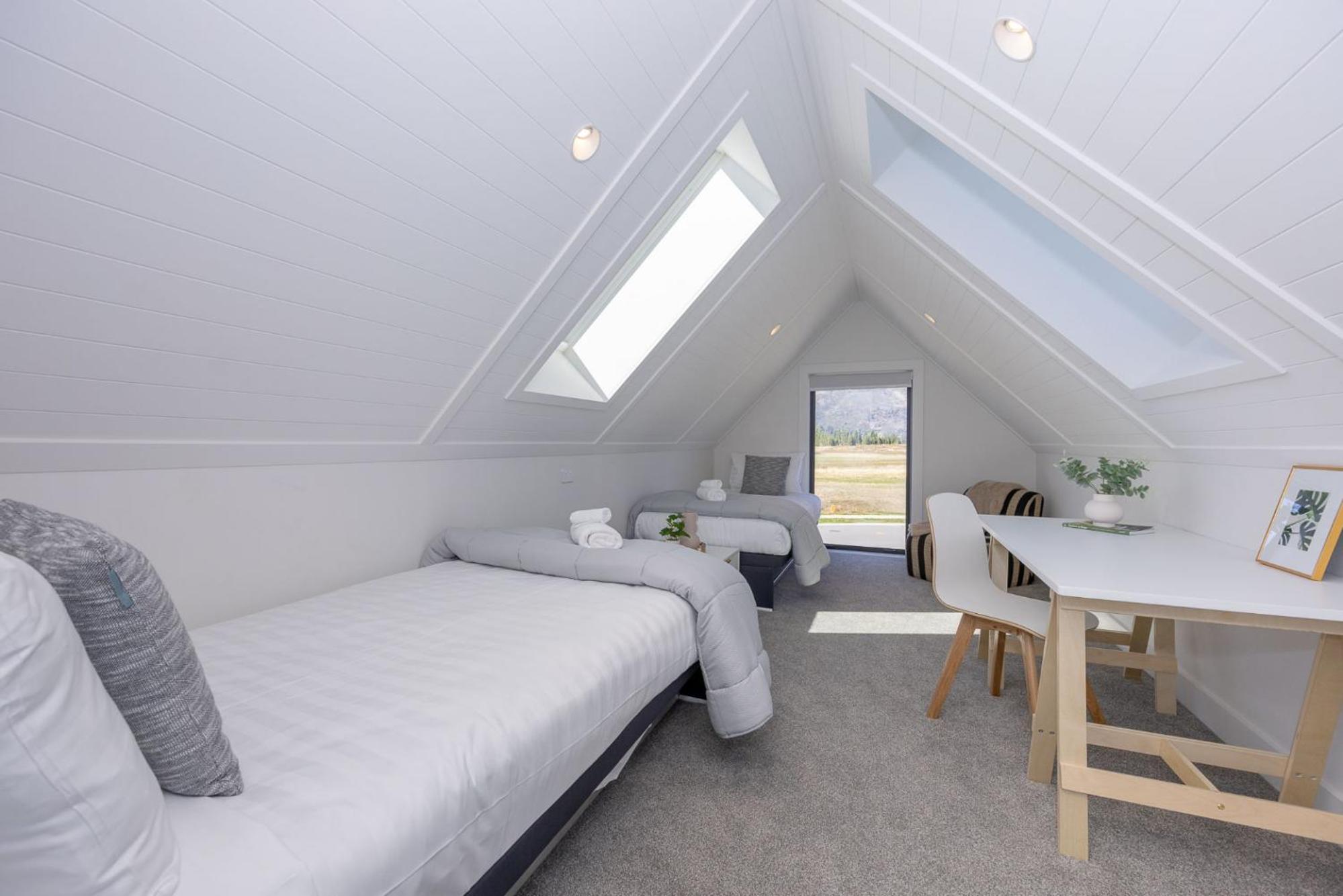 Miharo Wanaka Retreat | Spa, BBQ & Mountain Views