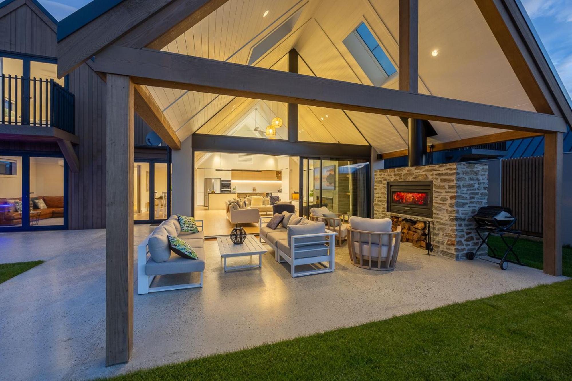 Miharo Wanaka Retreat | Spa, BBQ & Mountain Views