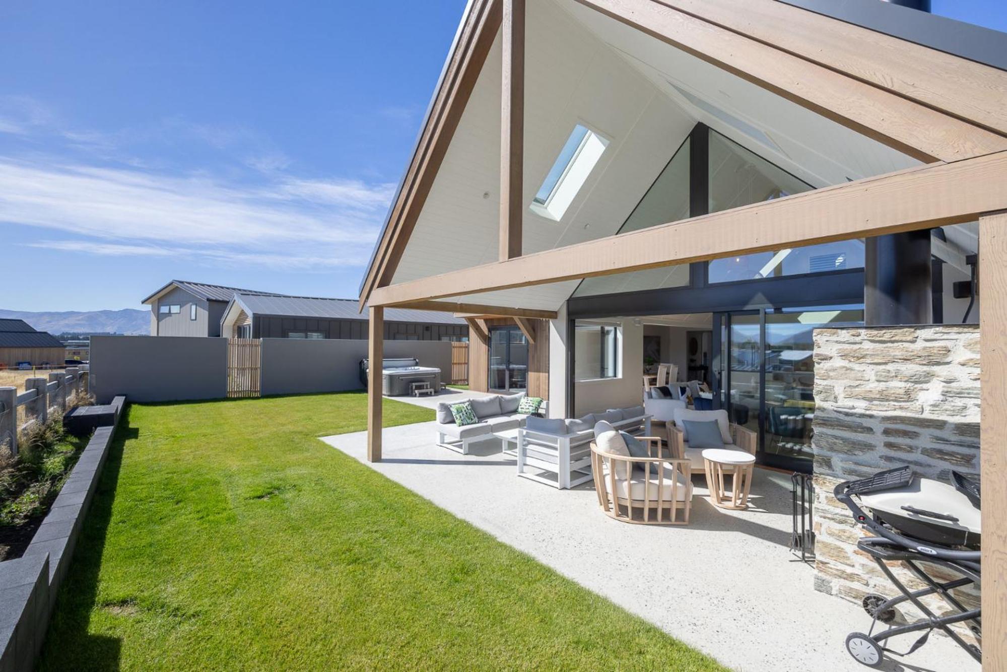 Miharo Wanaka Retreat | Spa, BBQ & Mountain Views