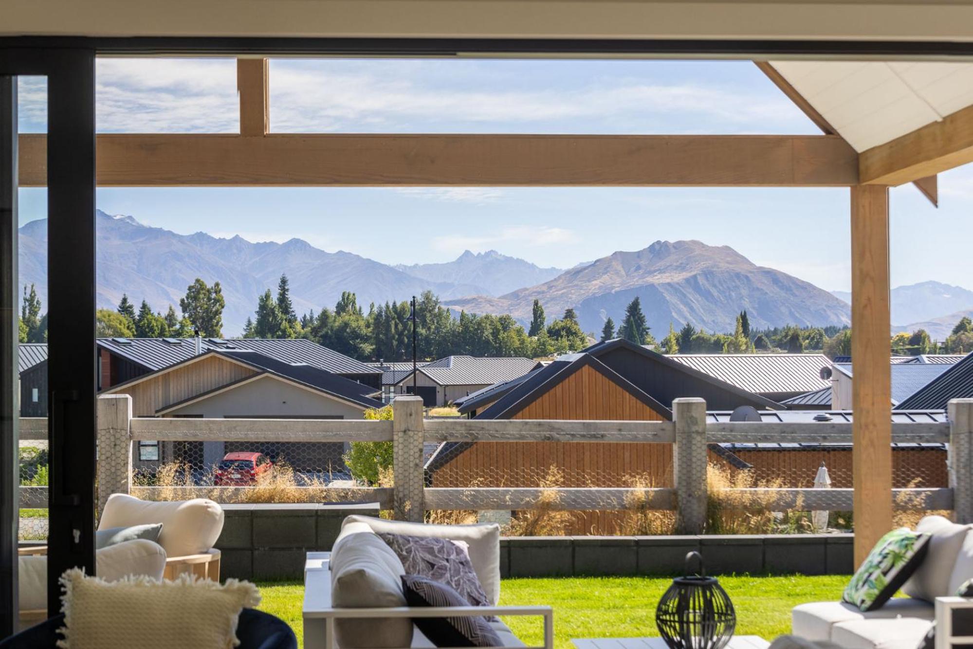 Miharo Wanaka Retreat | Spa, BBQ & Mountain Views