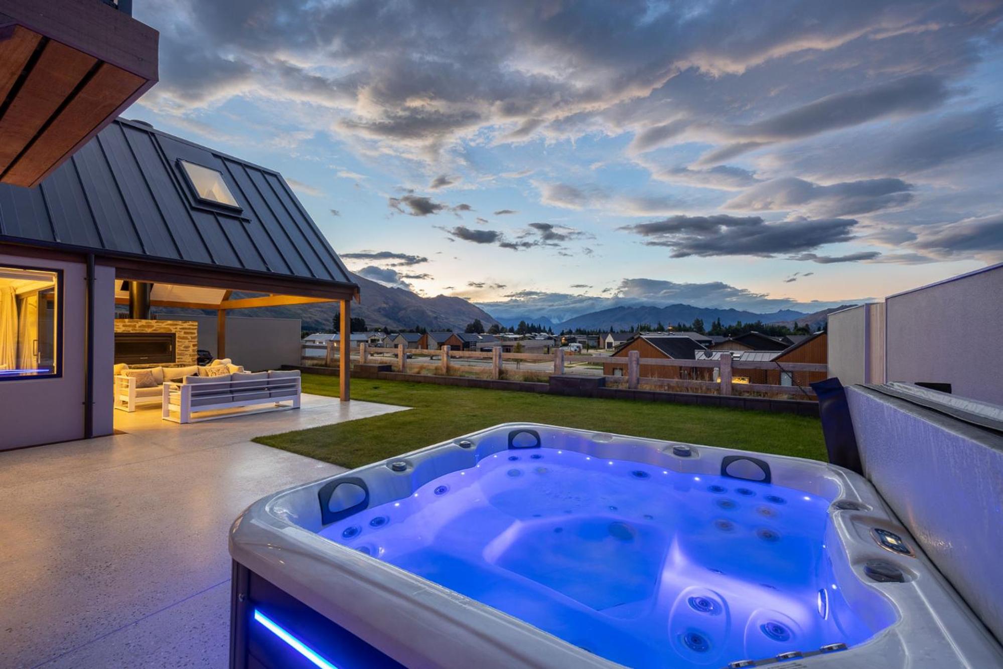 Miharo Wanaka Retreat | Spa, BBQ & Mountain Views