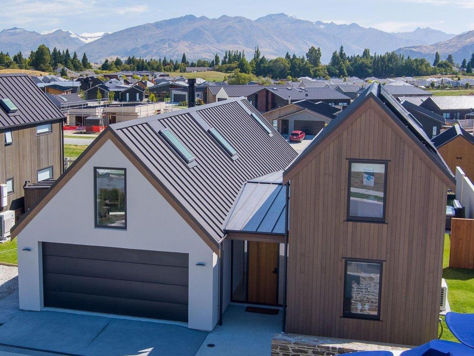 Miharo Wanaka Retreat | Spa, BBQ & Mountain Views