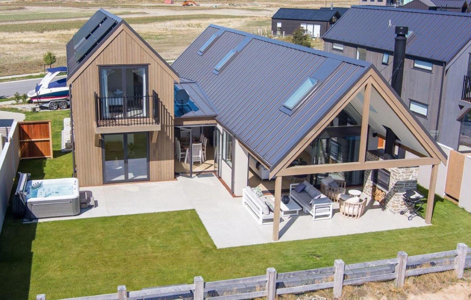 Miharo Wanaka Retreat | Spa, BBQ & Mountain Views
