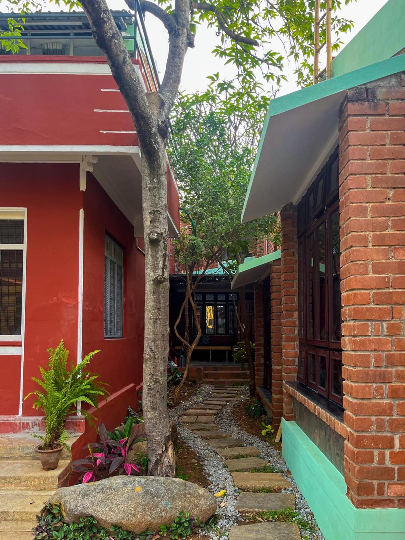 Rahees Bi Roambay - Backpacker Hostel