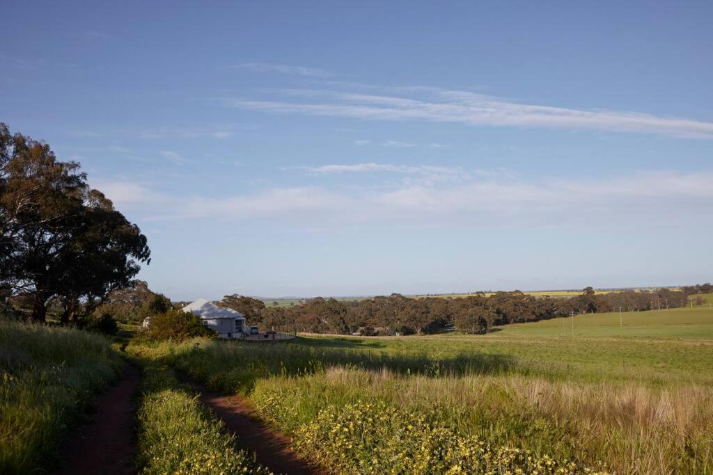Hillview Country Escape - Magic Views near Historic Maldon