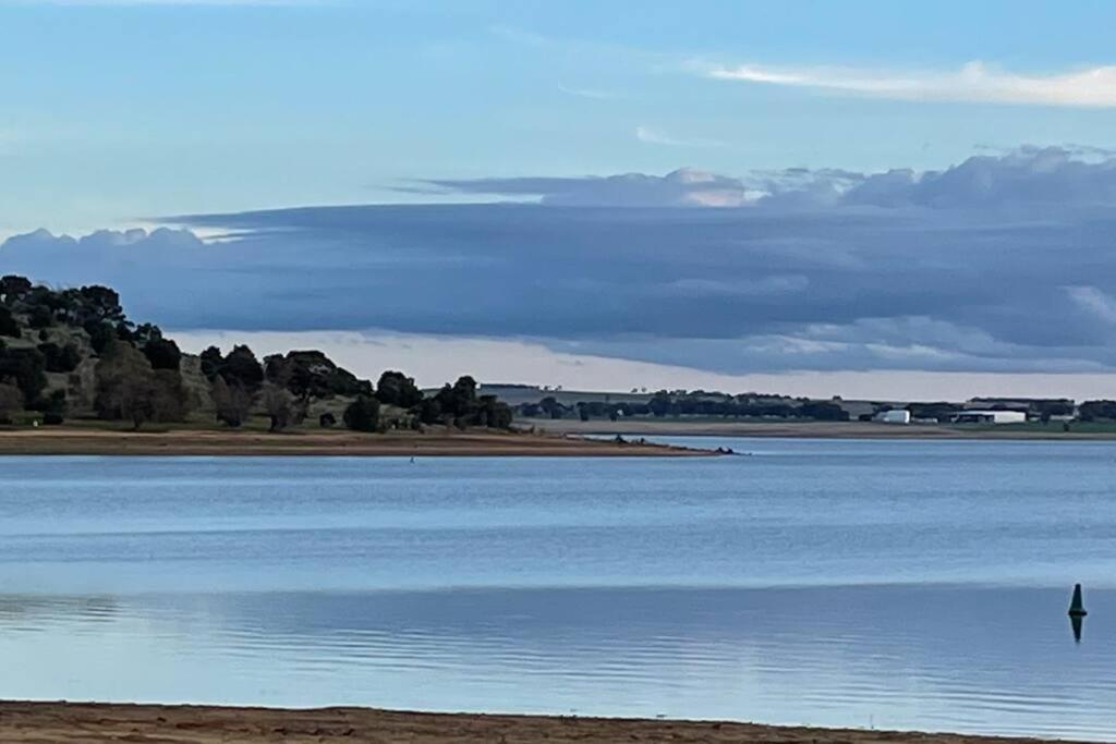 Hillview Country Escape - Magic Views near Historic Maldon