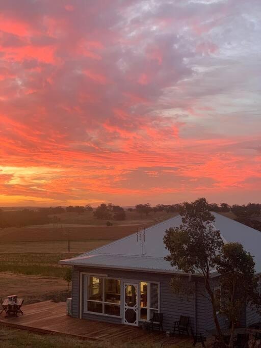 Hillview Country Escape - Magic Views near Historic Maldon