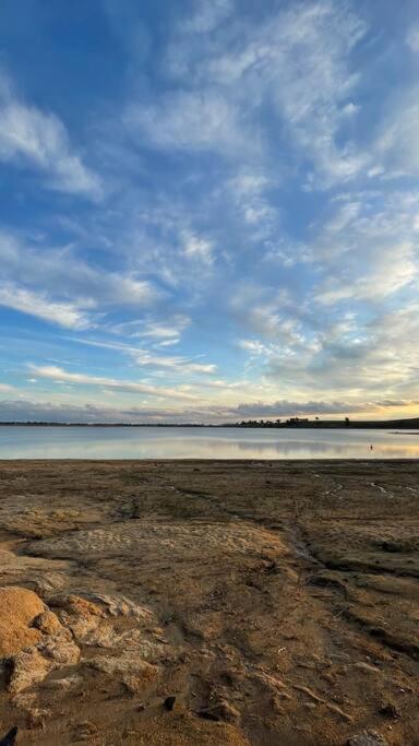 Hillview Country Escape - Magic Views near Historic Maldon