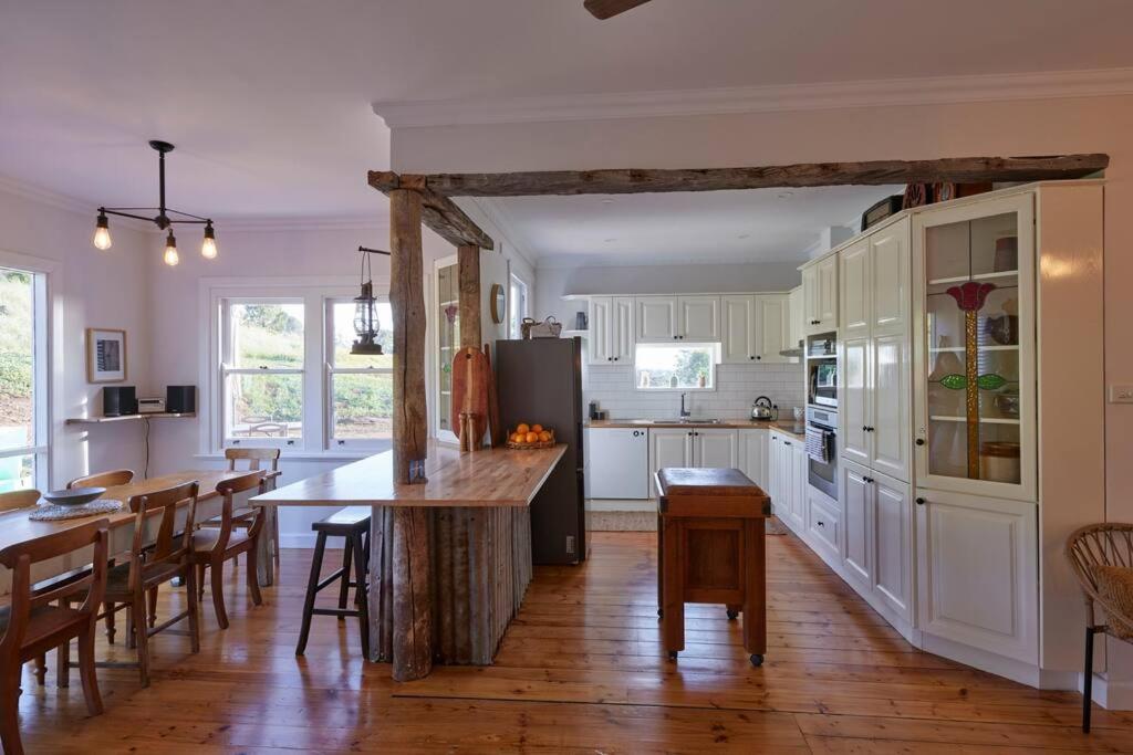 Hillview Country Escape - Magic Views near Historic Maldon