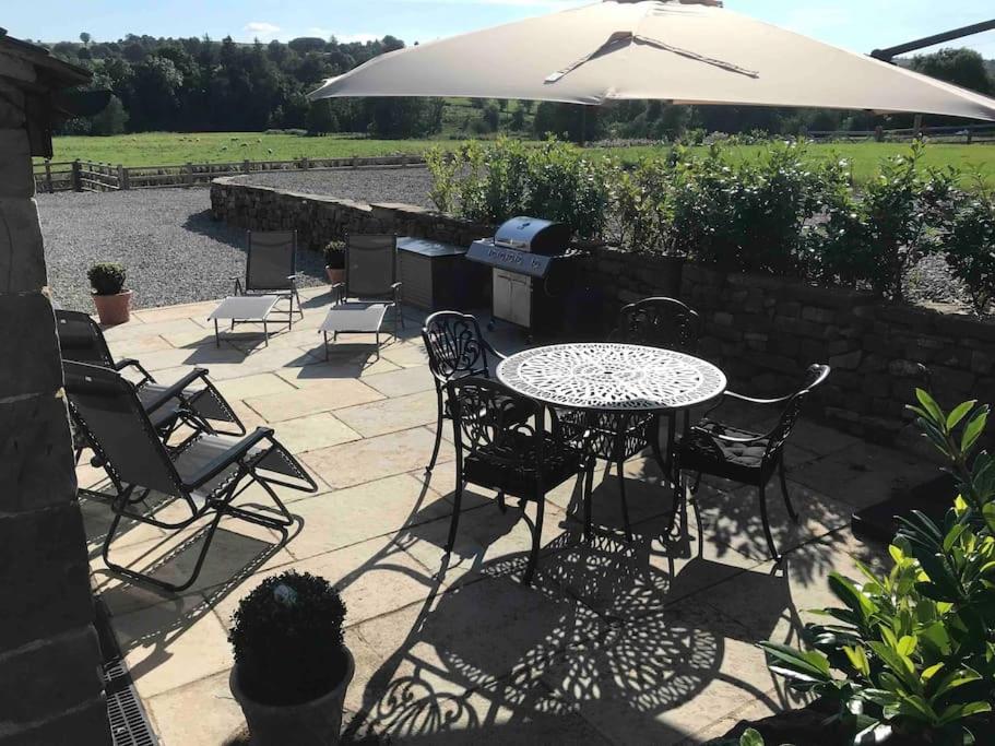 Stylish 2 Bed Near Alton Towers, Polar Bears, Peak District view 5