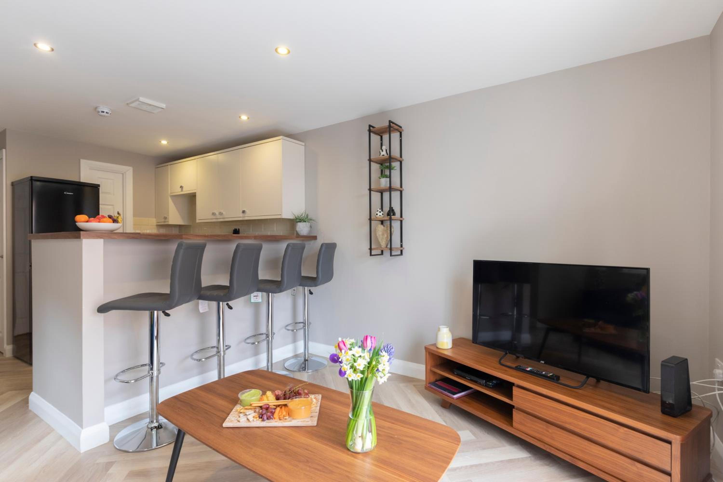 Elliot Oliver - 2 Bedroom Garden Apartment With Parking view 5