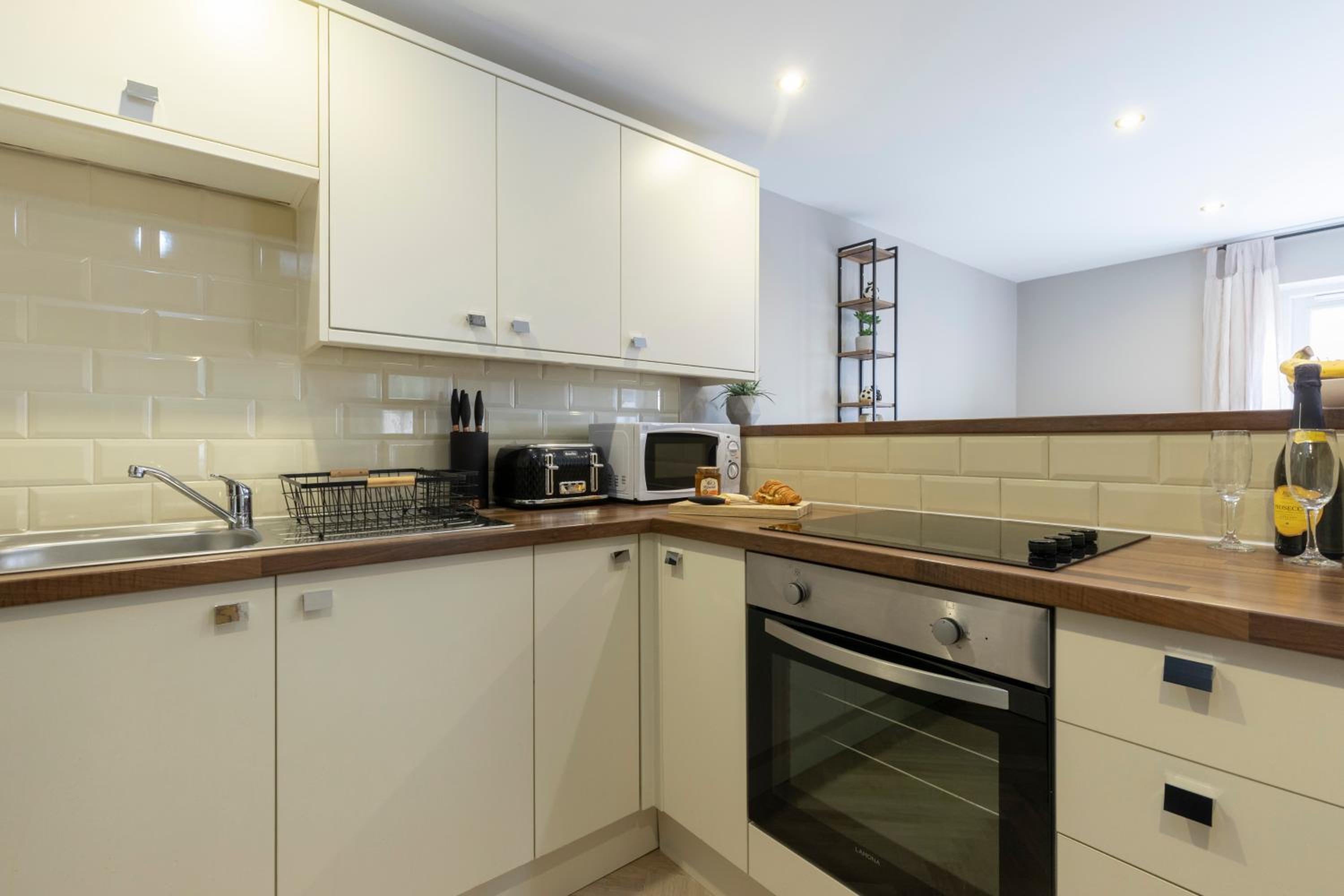 Elliot Oliver - 2 Bedroom Garden Apartment With Parking view 4