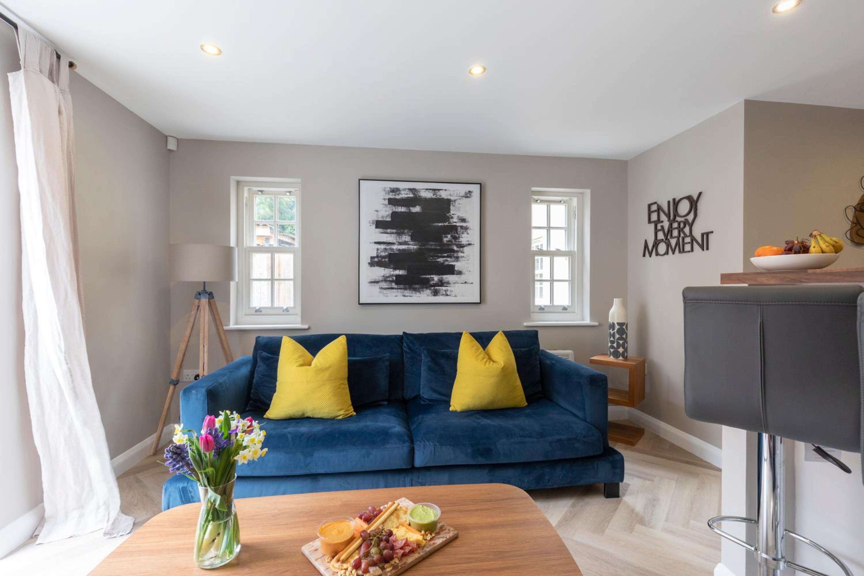 Elliot Oliver - 2 Bedroom Garden Apartment With Parking view 3