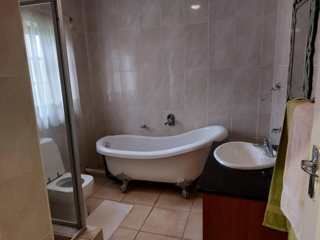 Contemporary spacious guesthouse surrounded with green garden and pool in Mount Pleasant - 2063 view 4