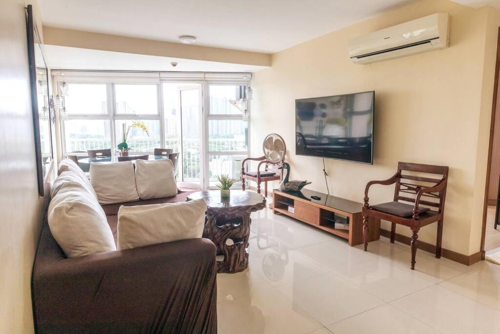 Cozy 2-bedroom in The Venice Luxury Residences view 5