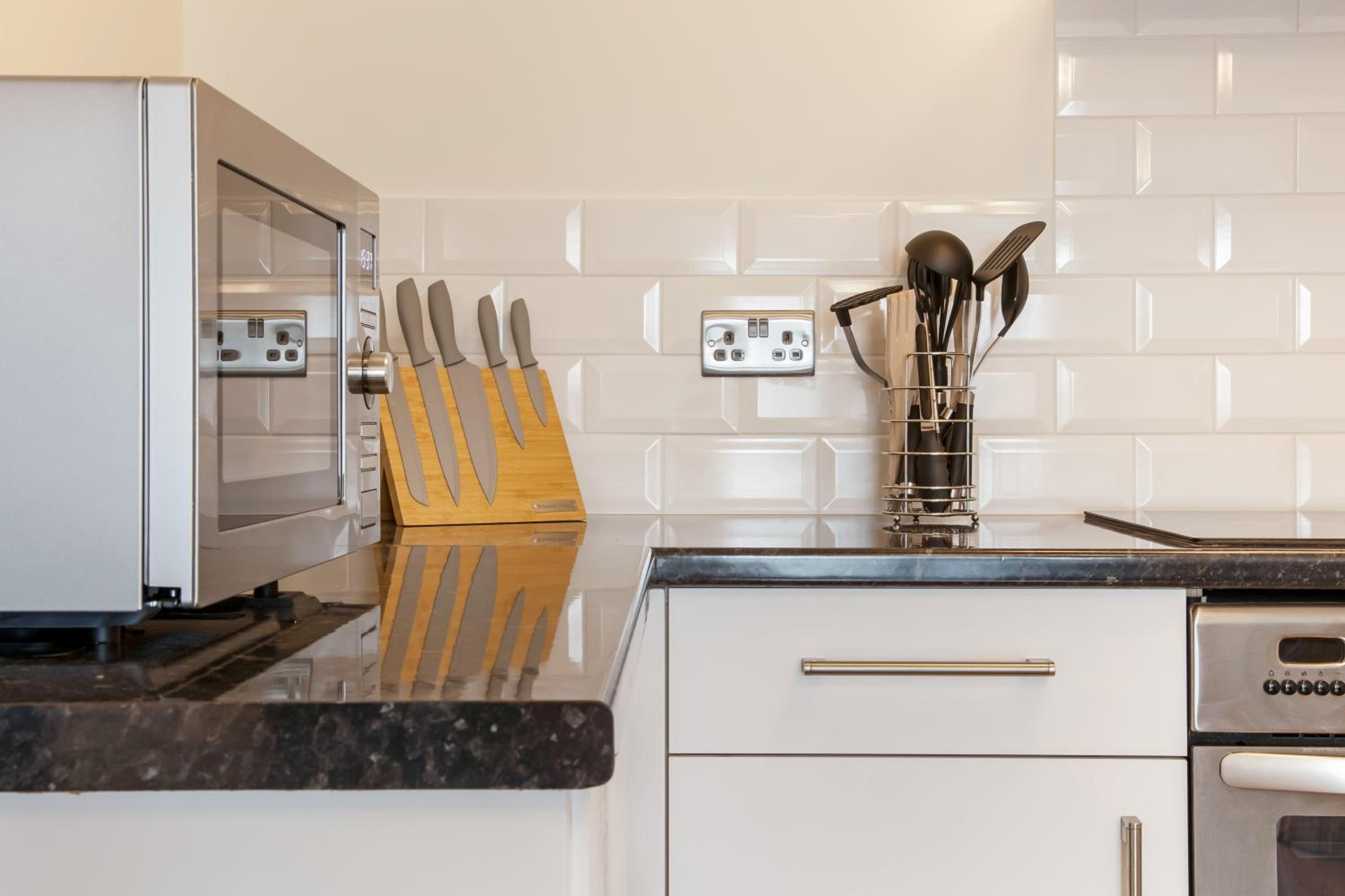 Central 1 BD + Sofa Bed in the Heart of Cheltenham! view 5