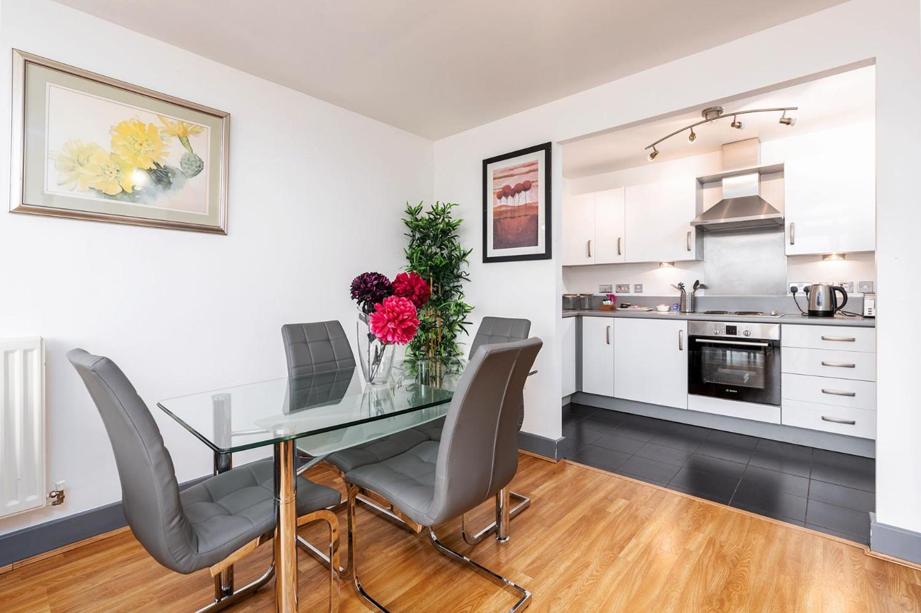 Birmingham Getaway, 2-Bed Flat, Balcony, with Parking view 2