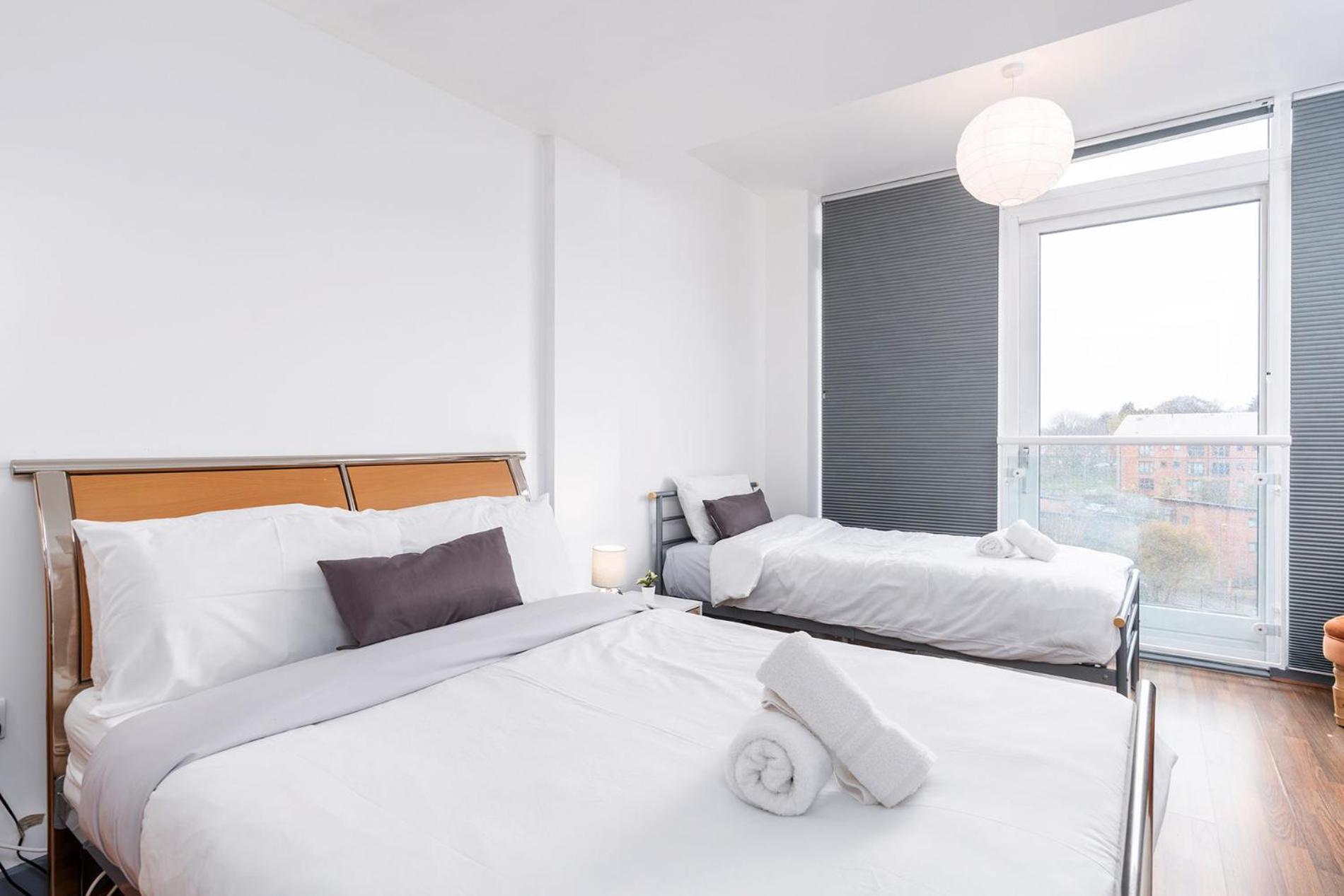 Birmingham Getaway, 2-Bed Flat, Balcony, with Parking view 5