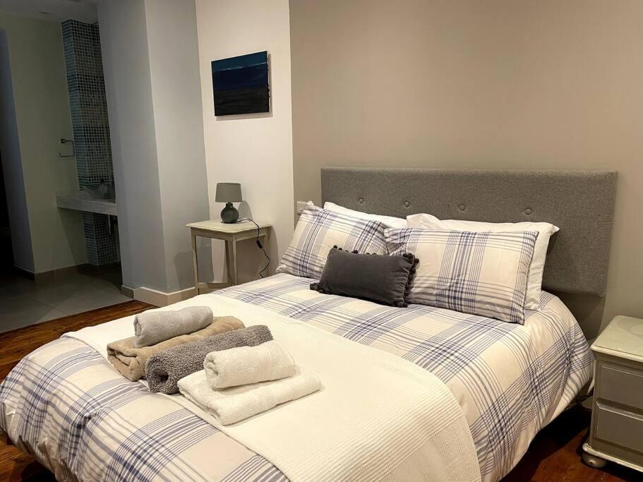 Stylish 2BR contemporary design perfect vacation view 3