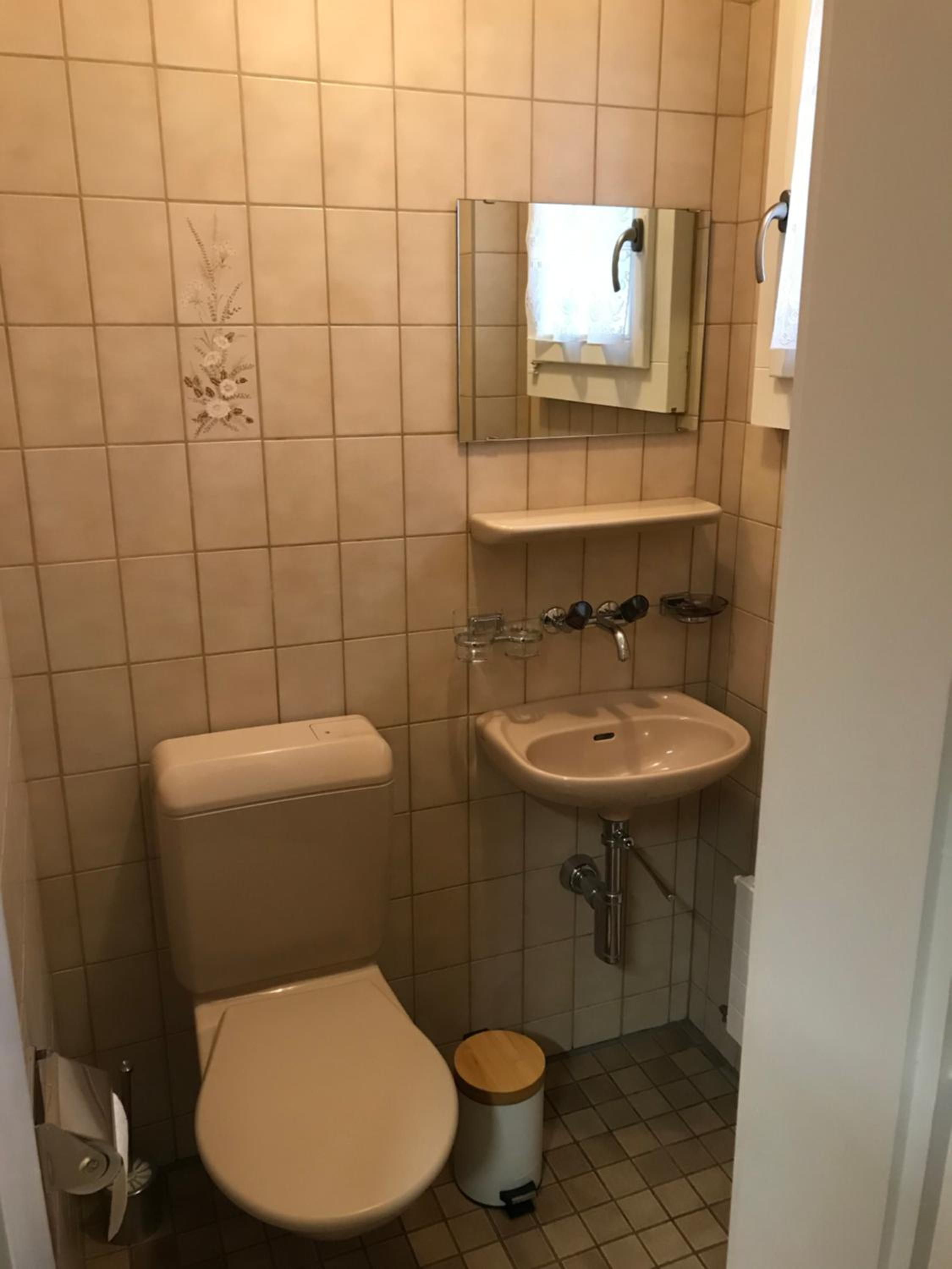 Simple Studio 36m2 in the Center of Burgdorf private Parking SMALL BATHROOM