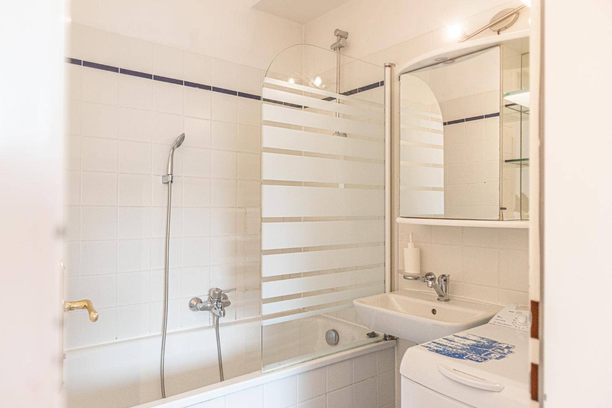 Modern 3-Bedroom Apartment with Balcony near Belvedere Palace