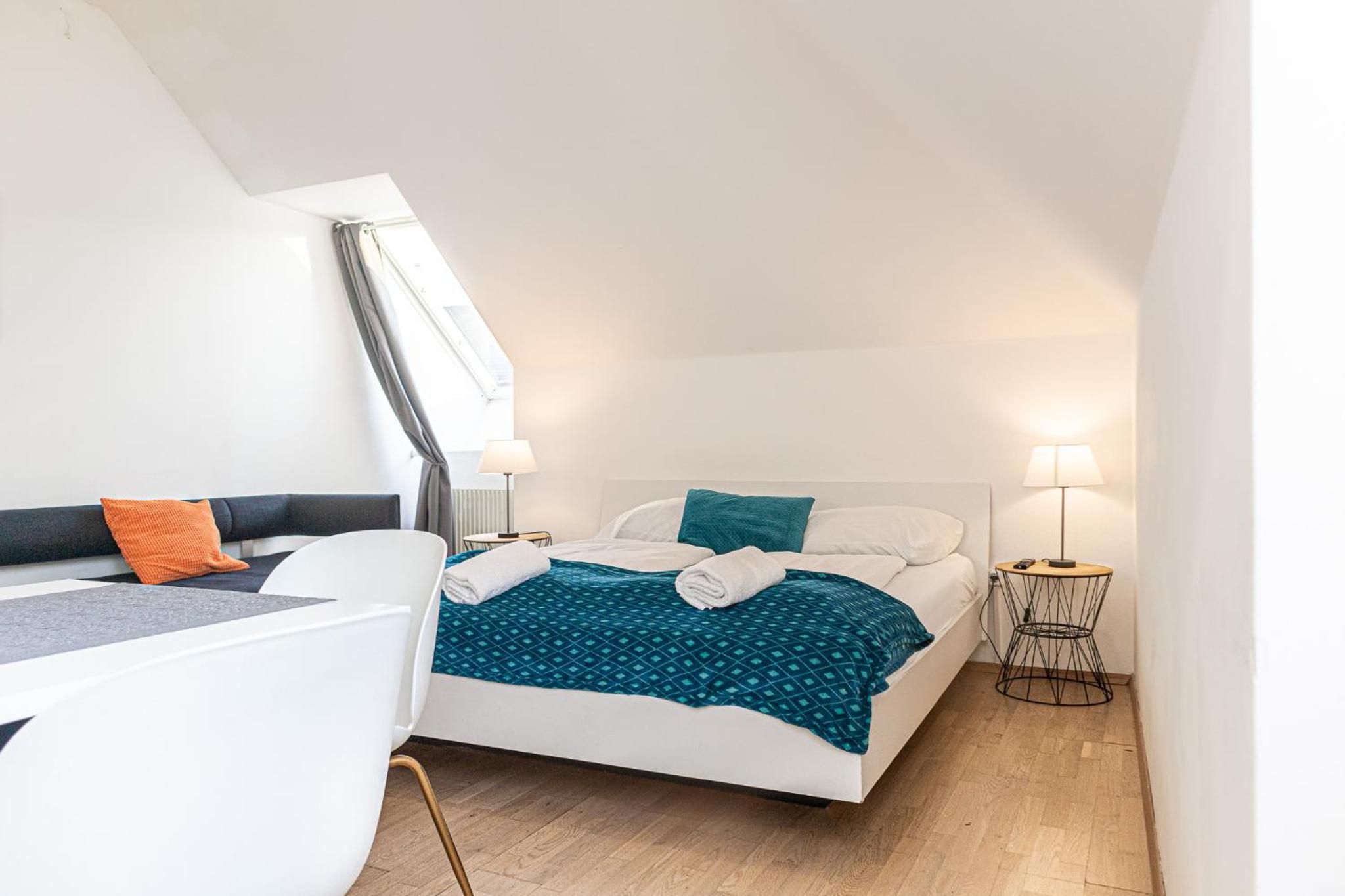Modern 3-Bedroom Apartment with Balcony near Belvedere Palace