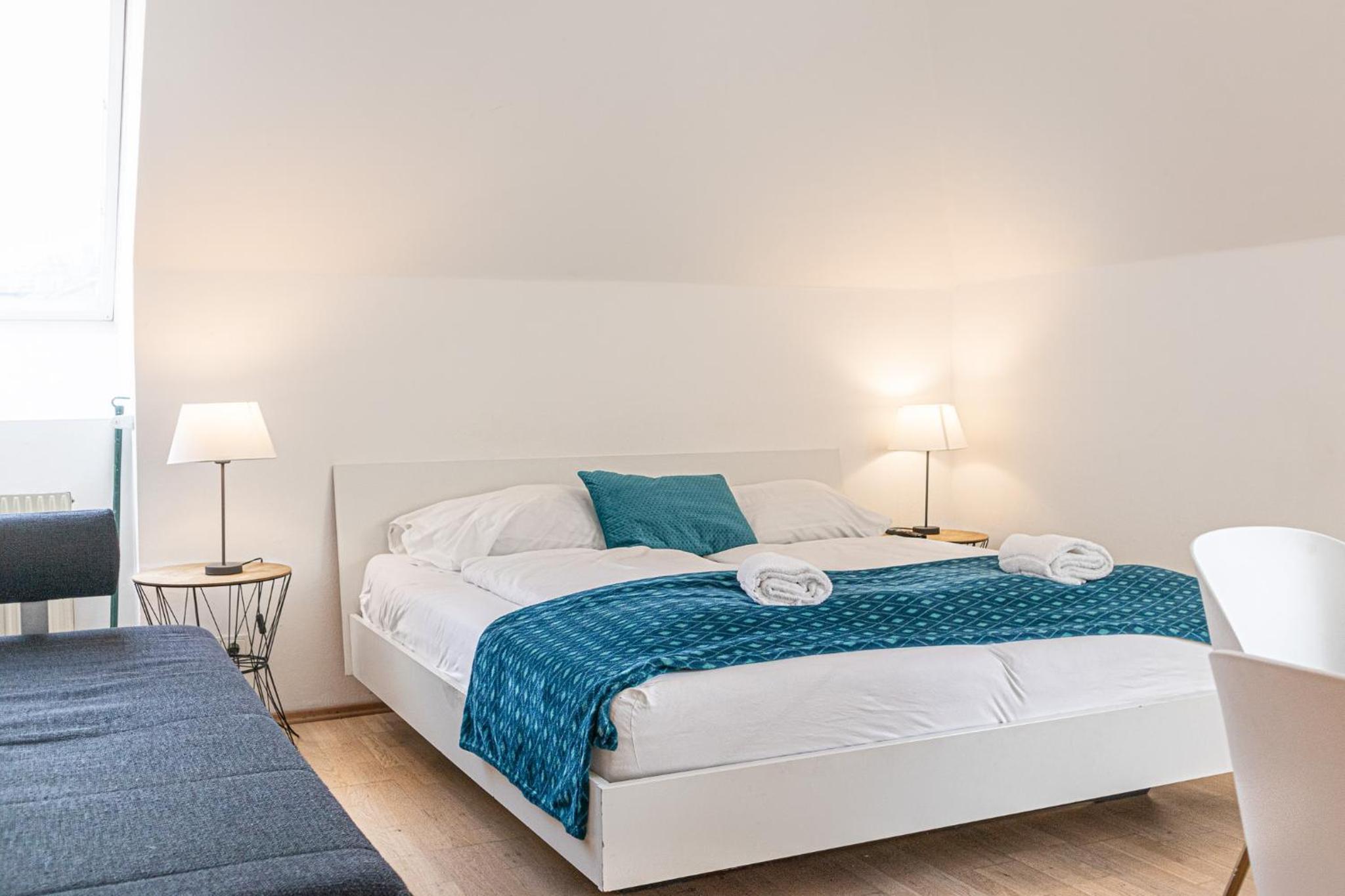 Modern 3-Bedroom Apartment with Balcony near Belvedere Palace