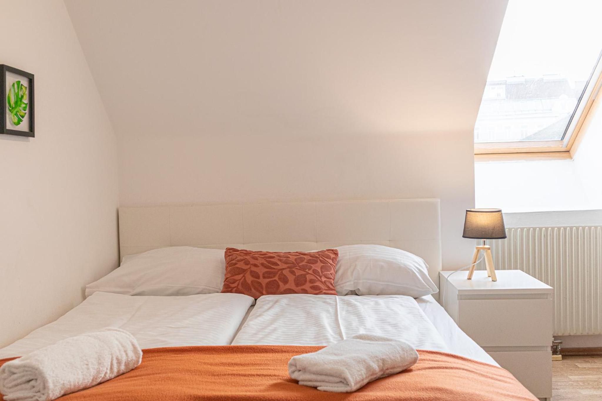 Modern 3-Bedroom Apartment with Balcony near Belvedere Palace