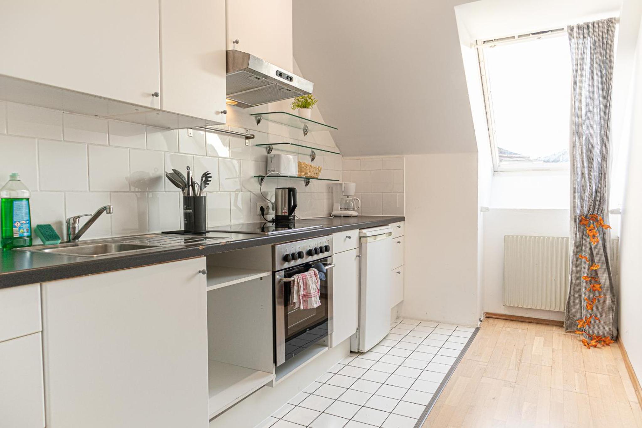 Modern 3-Bedroom Apartment with Balcony near Belvedere Palace