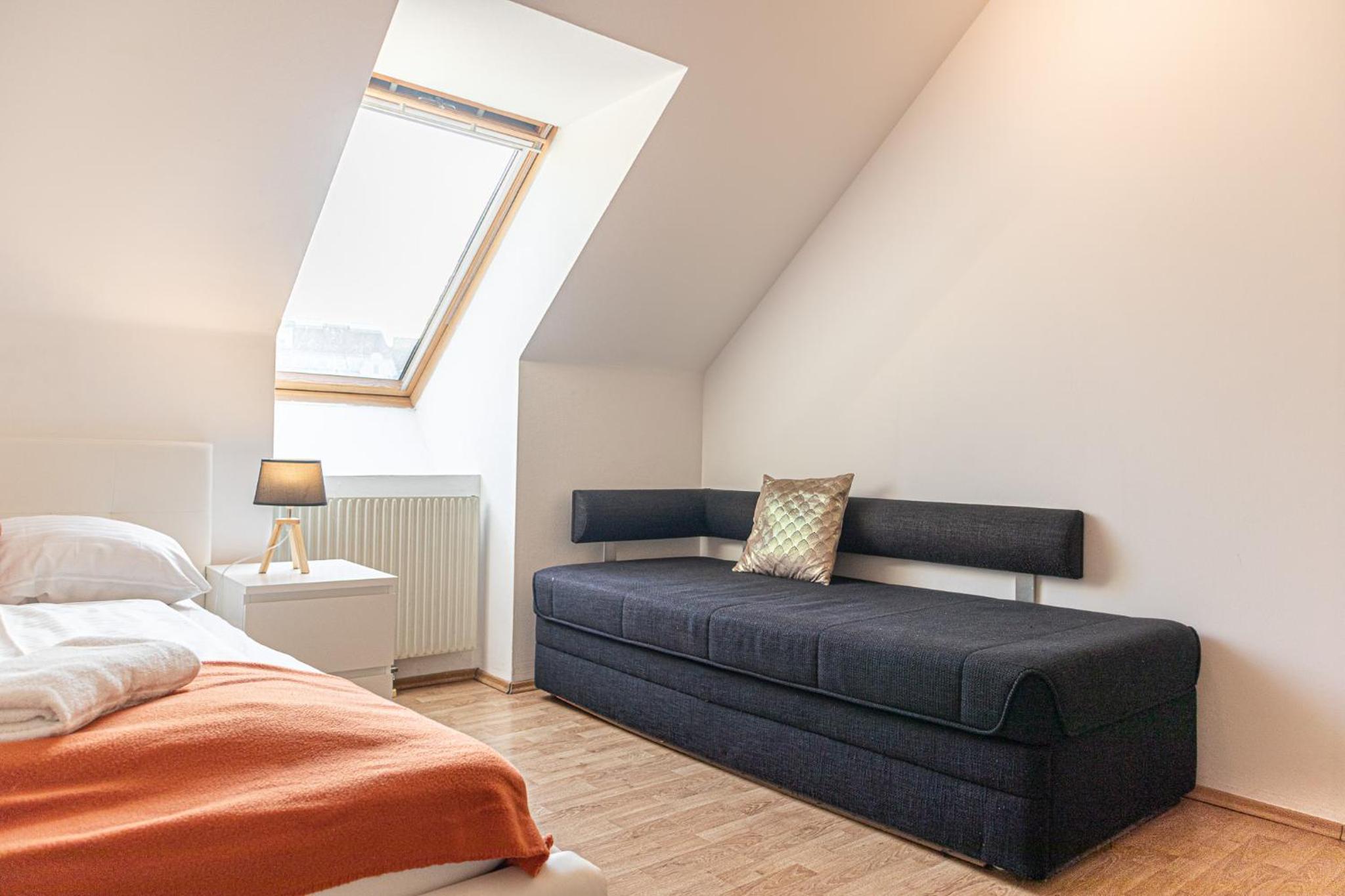Modern 3-Bedroom Apartment with Balcony near Belvedere Palace