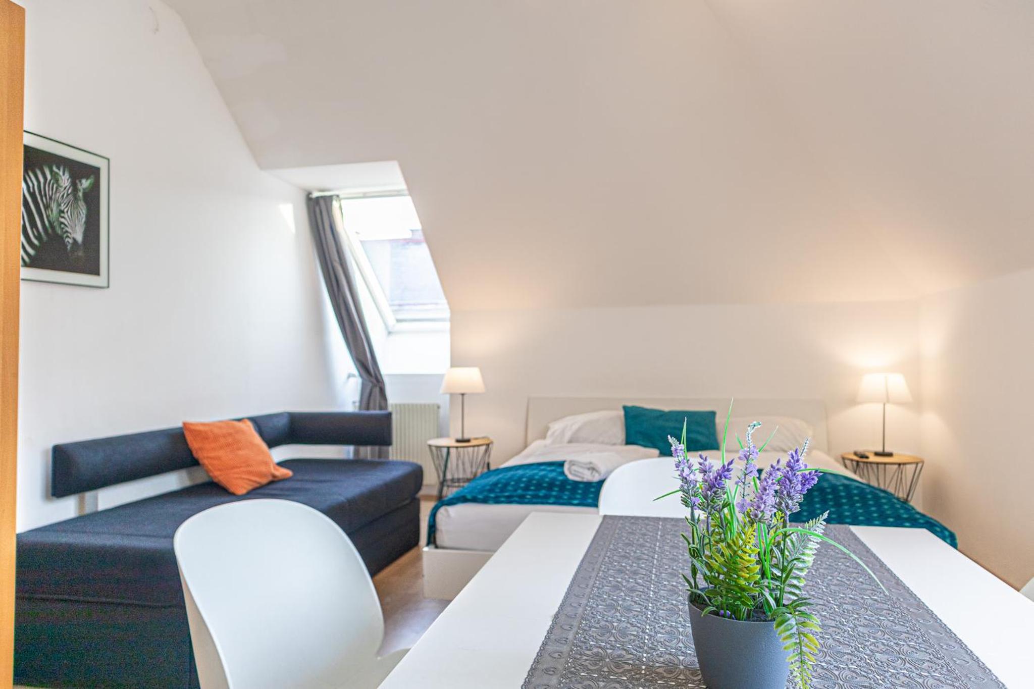 Modern 3-Bedroom Apartment with Balcony near Belvedere Palace