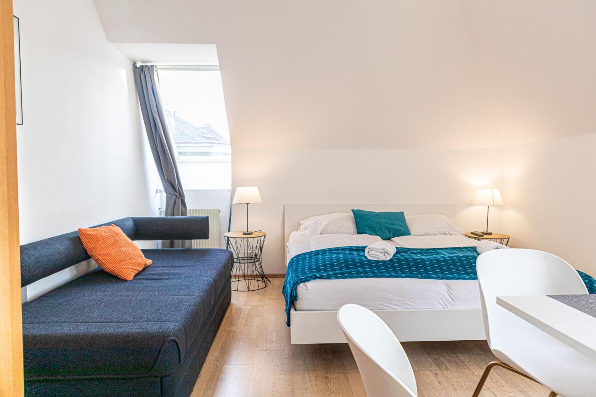 Modern 3-Bedroom Apartment with Balcony near Belvedere Palace