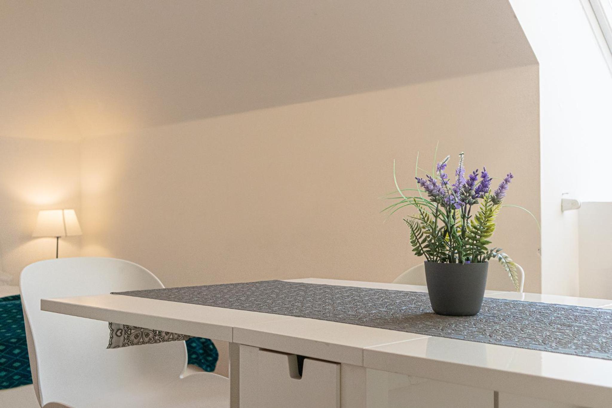 Modern 3-Bedroom Apartment with Balcony near Belvedere Palace