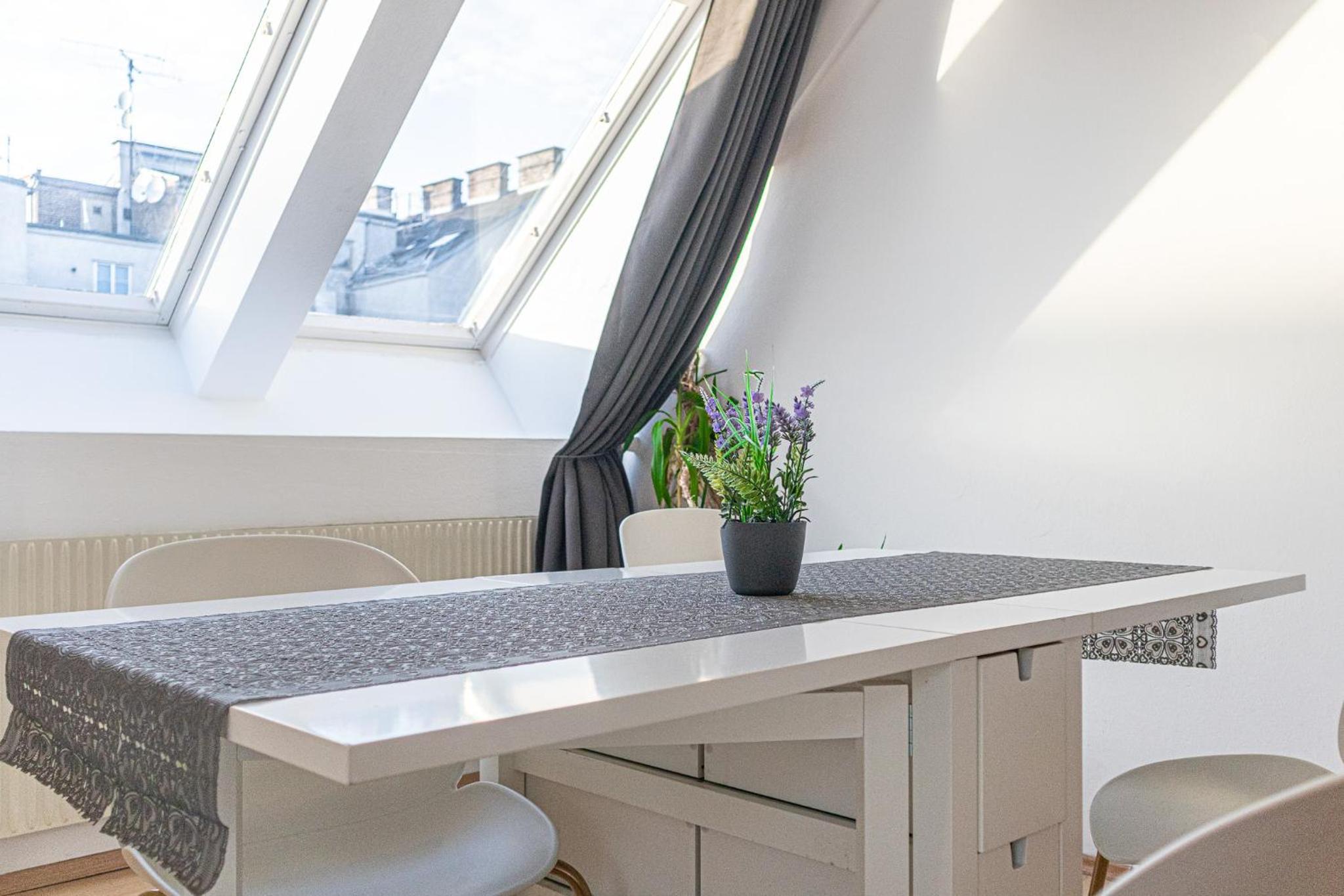 Modern 3-Bedroom Apartment with Balcony near Belvedere Palace