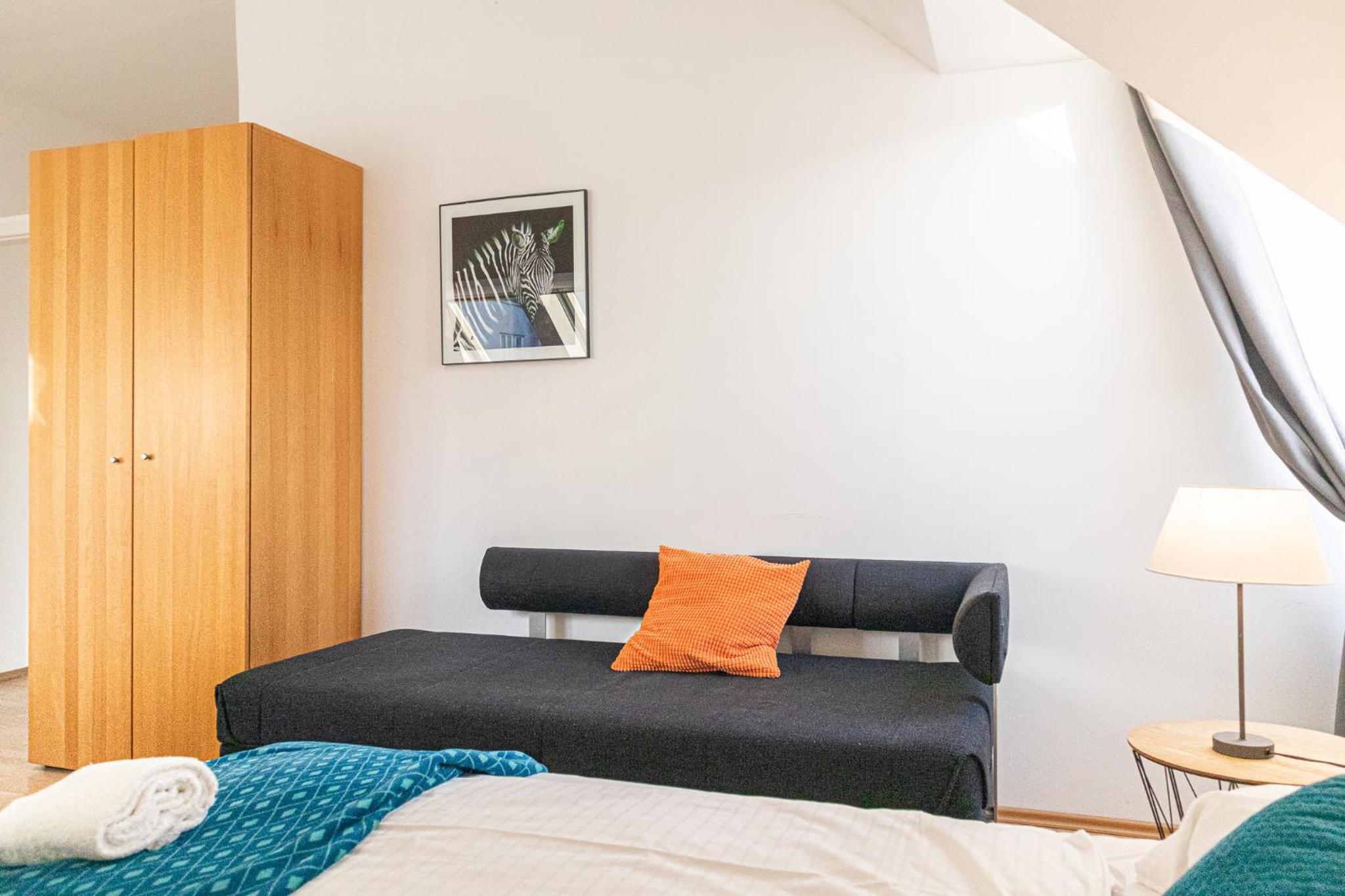 Modern 3-Bedroom Apartment with Balcony near Belvedere Palace