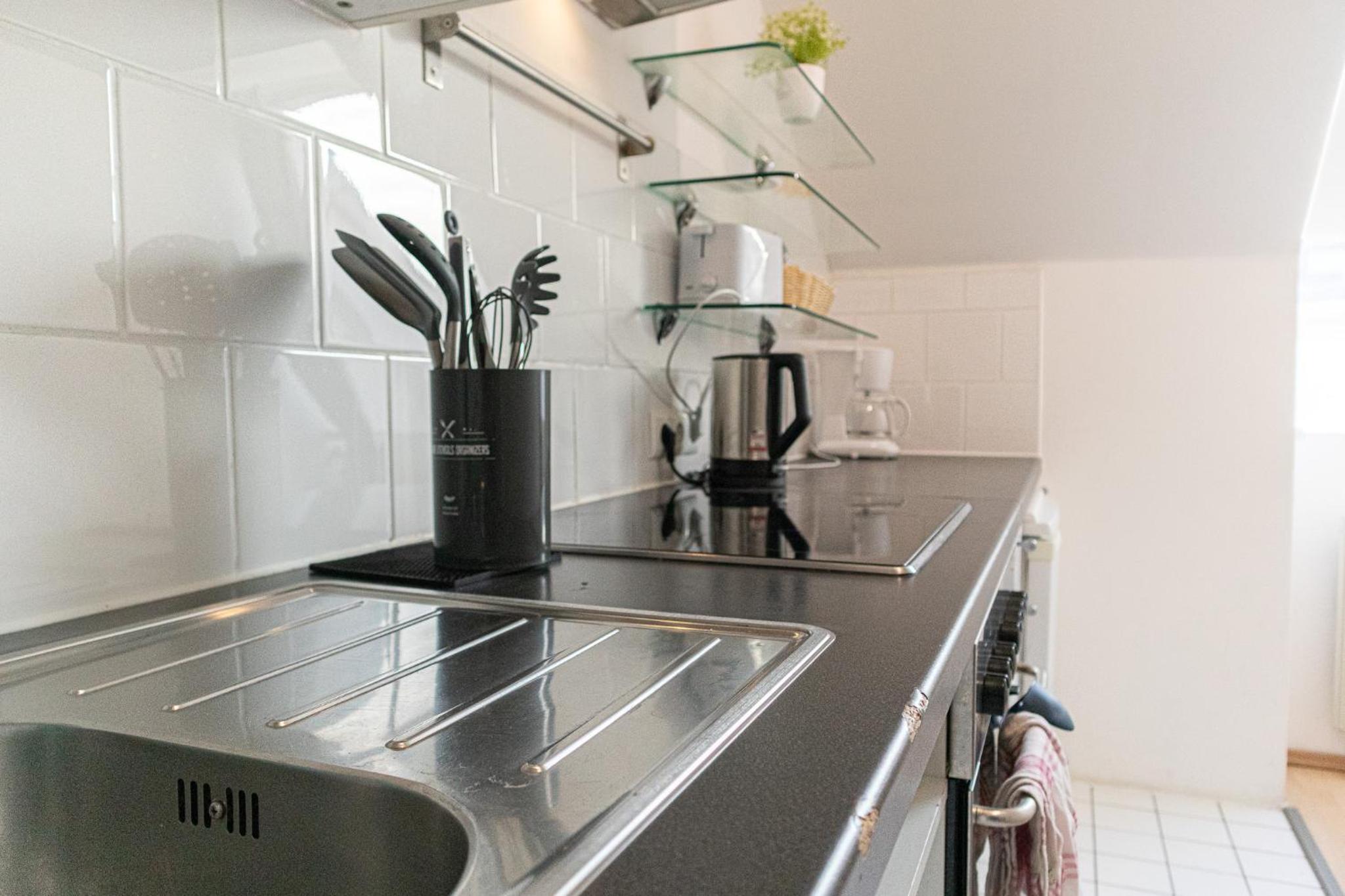 Modern 3-Bedroom Apartment with Balcony near Belvedere Palace