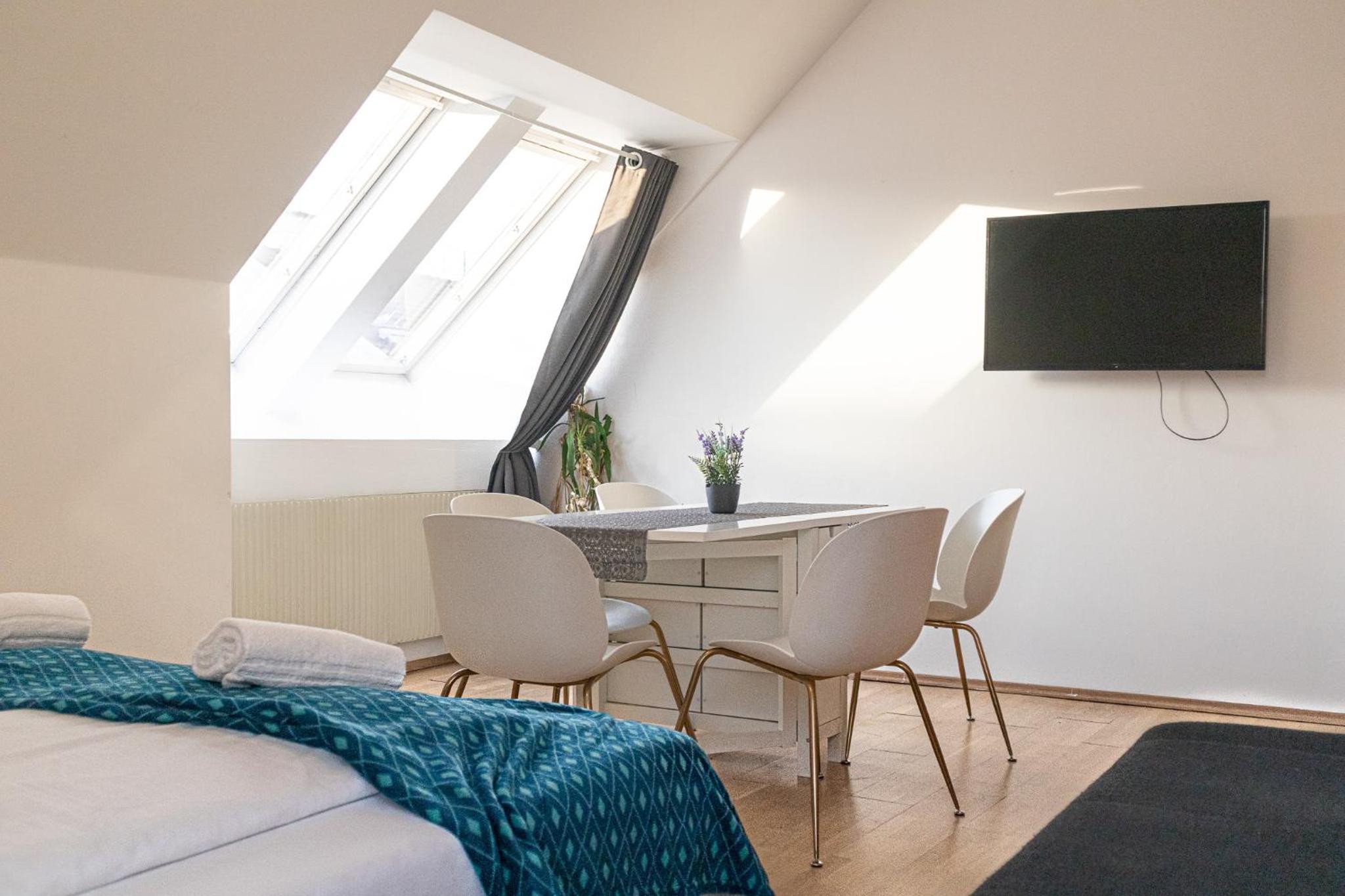 Modern 3-Bedroom Apartment with Balcony near Belvedere Palace