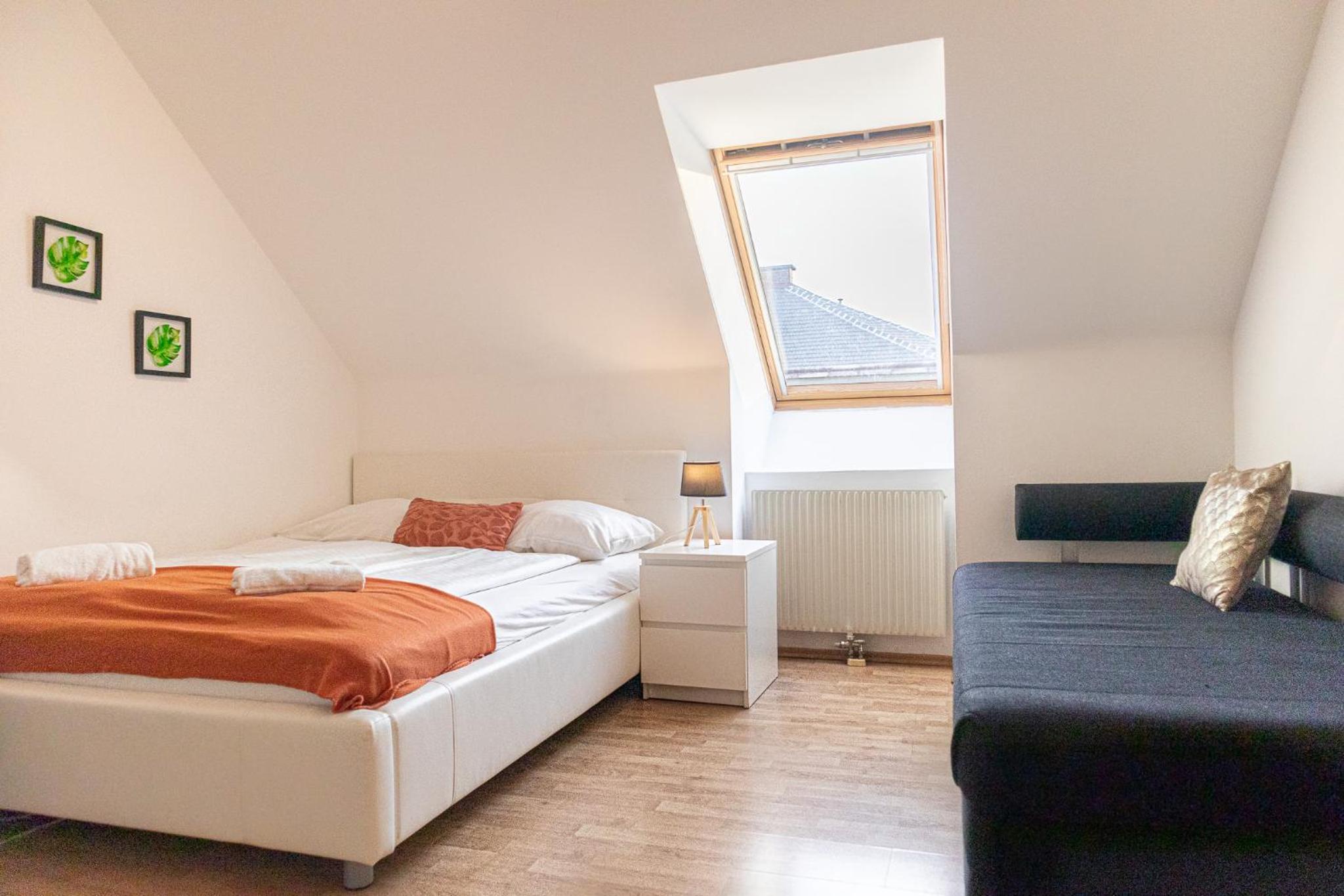 Modern 3-Bedroom Apartment with Balcony near Belvedere Palace