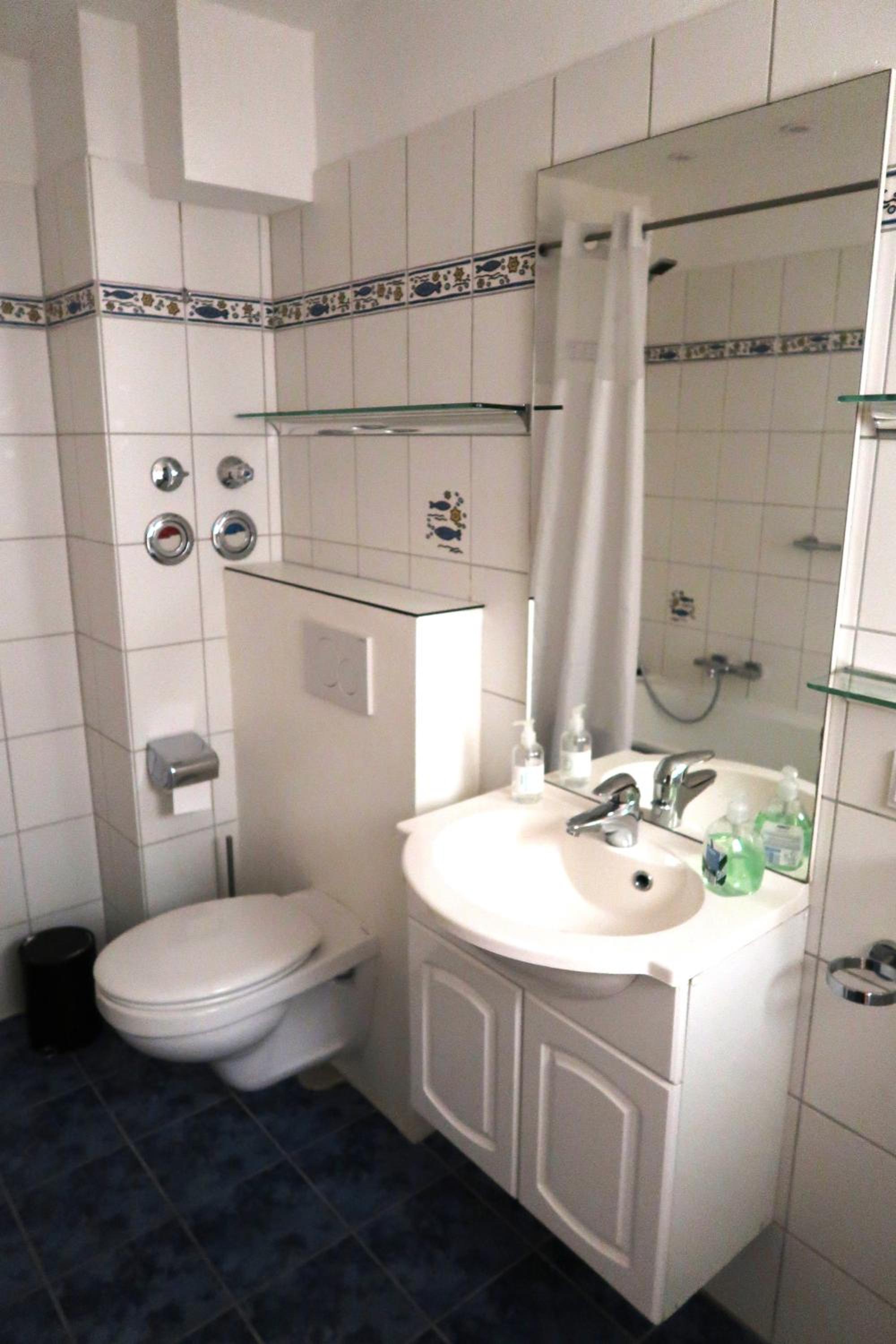 Happy 1 en Quierschied — bathroom