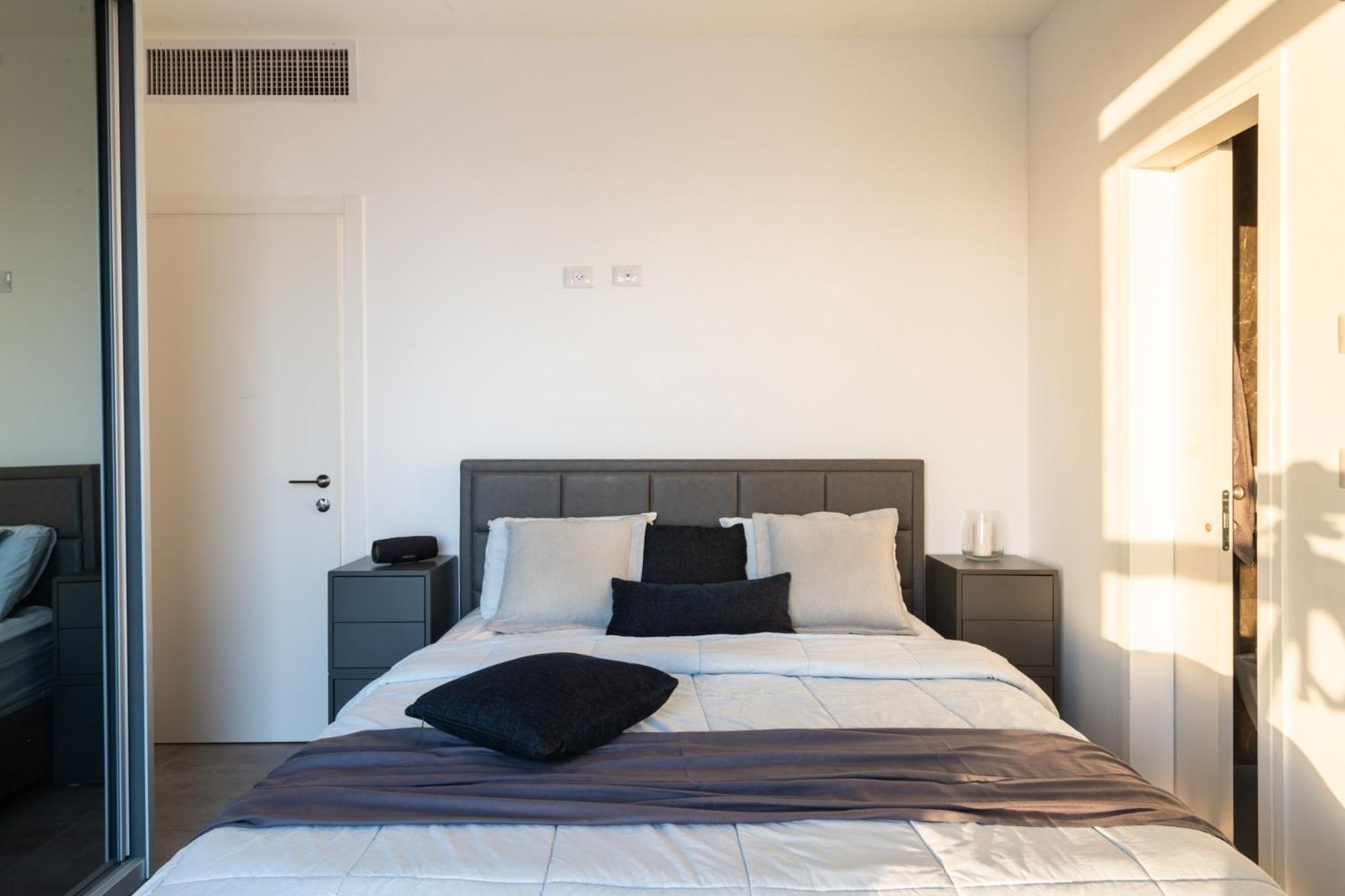 Luxury Two Bedroom Seaview Apt view 3