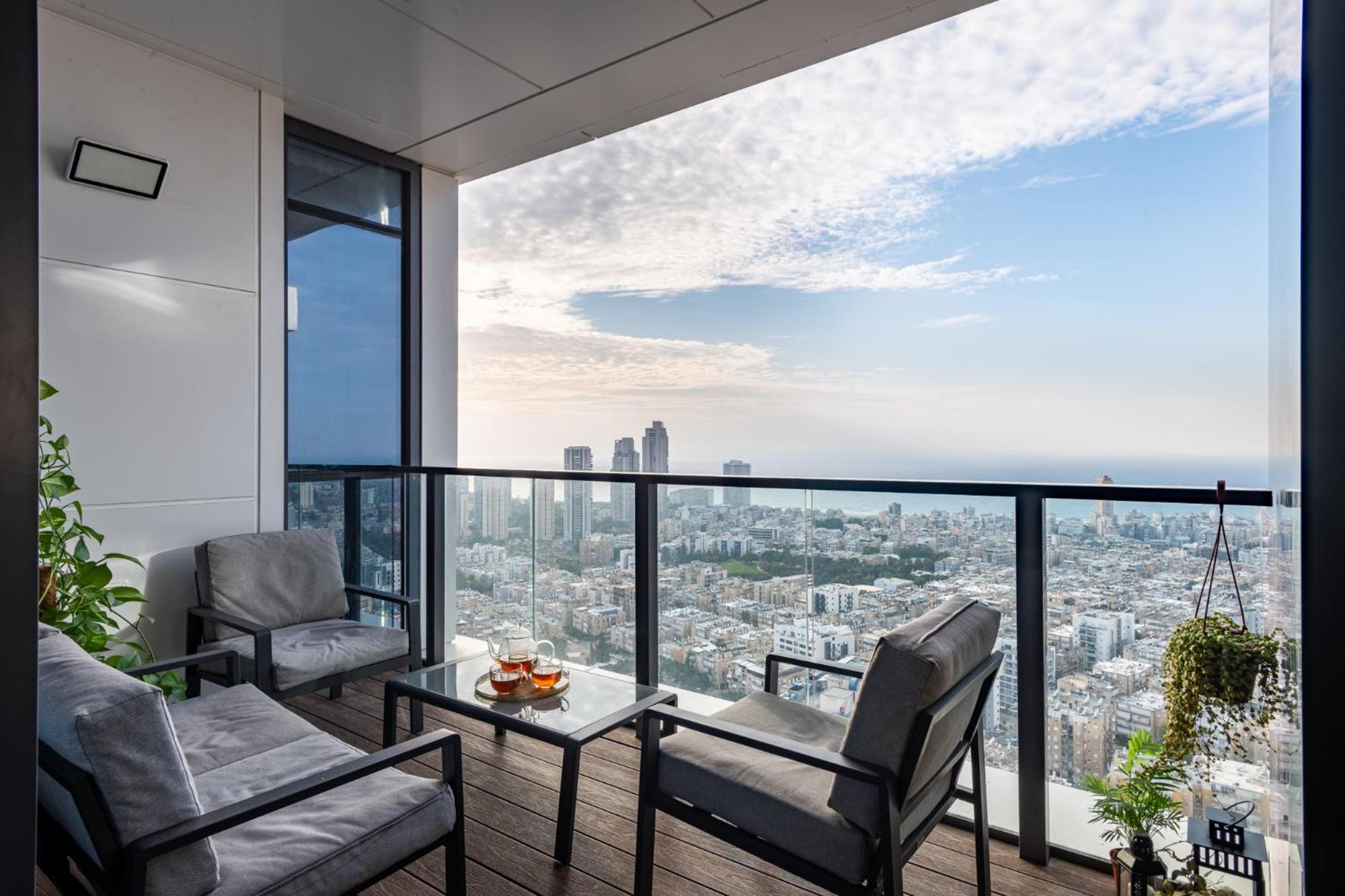 Luxury Two Bedroom Seaview Apt view 4