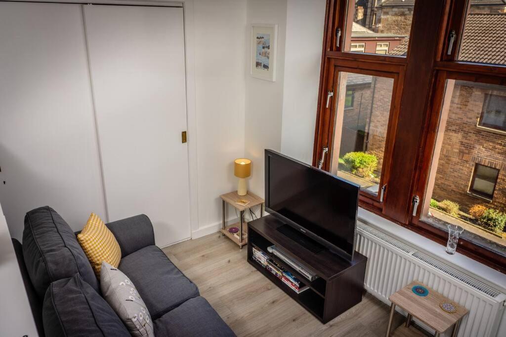Modern bright studio apartment in south Glasgow view 3