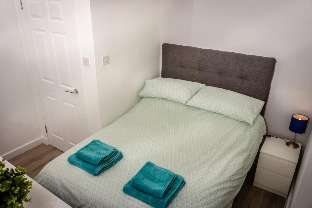 Modern bright studio apartment in south Glasgow view 5