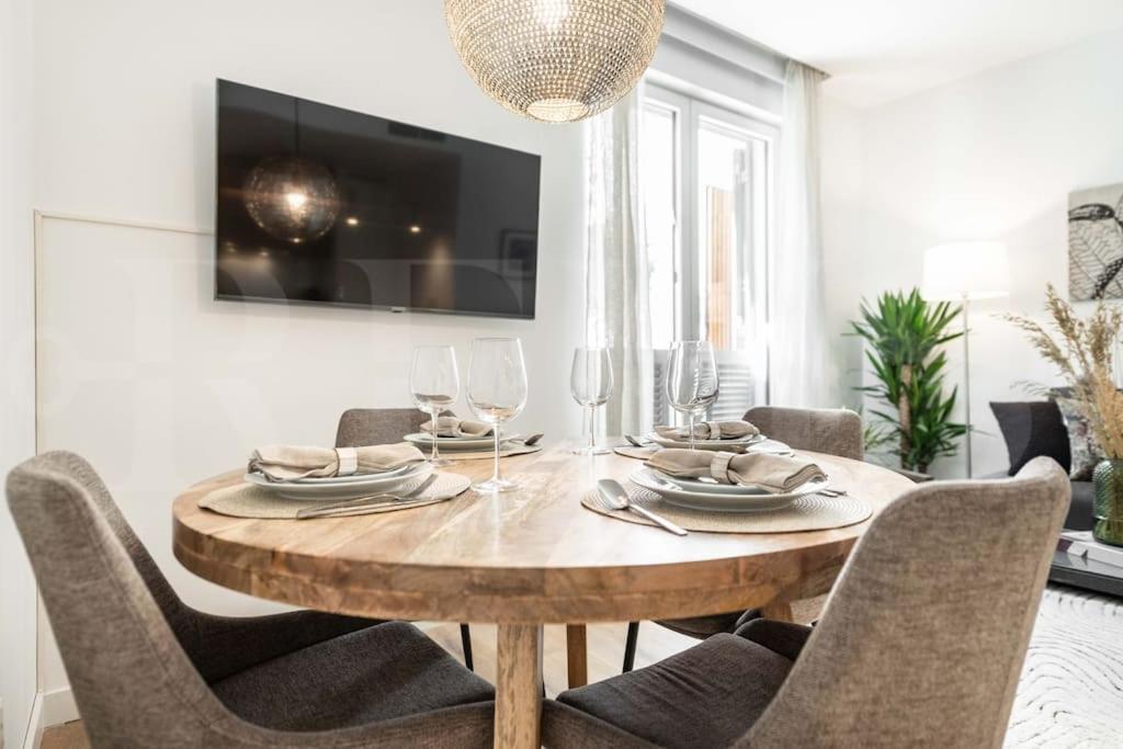 Calm apartment with private patio by REMS